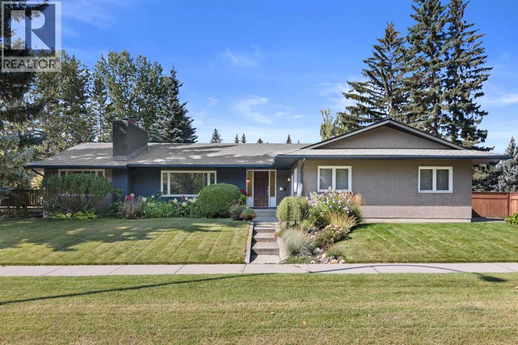 6847 Lawrence Ct SW, Calgary, AB T3E 6B6