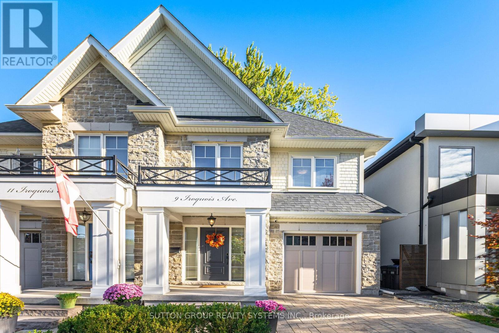 9 Iroquois Ave, Mississauga, ON L5G 1M7