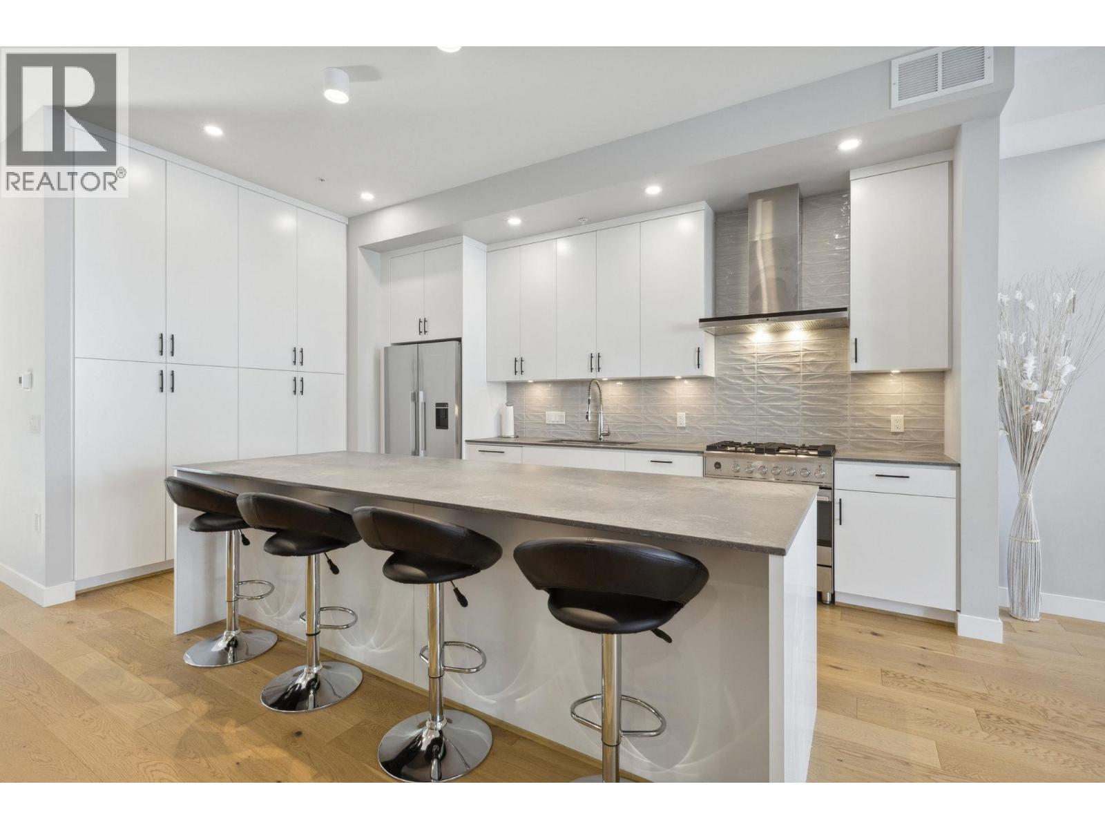 4684 Capilano Rd, North Vancouver, BC V7R 4K3