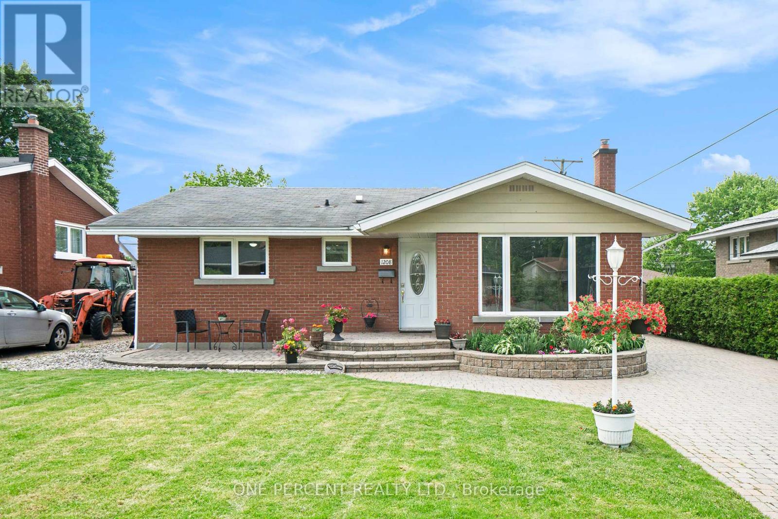 1208 Stanton Rd, Ottawa, ON K2C 3E2
