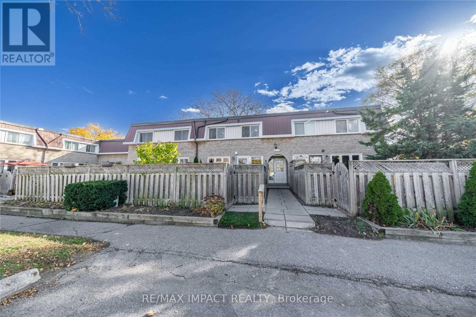 28 33 Taunton Rd E, Oshawa, ON L1G 3T6