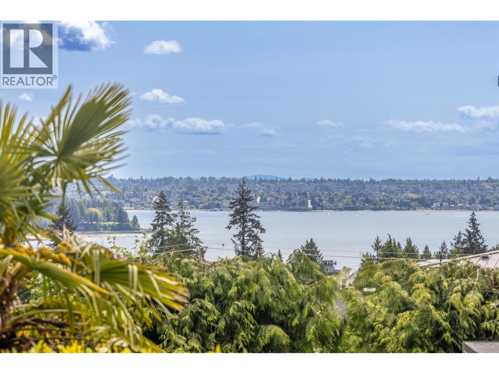1752 Ottawa Pl, West Vancouver, BC V7V 2T7