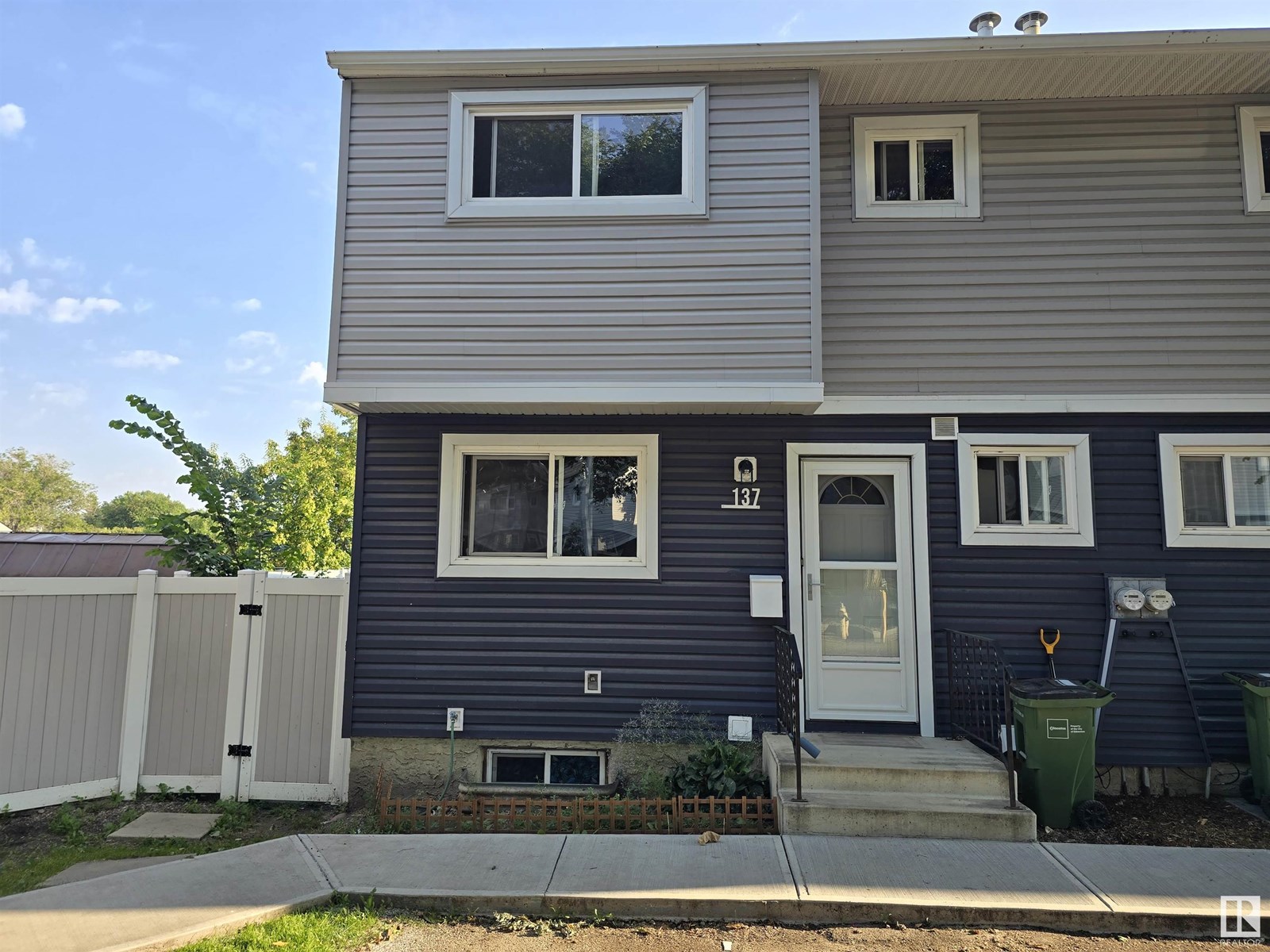 137 Habitat Cr NW, Edmonton, AB T5A 3K8