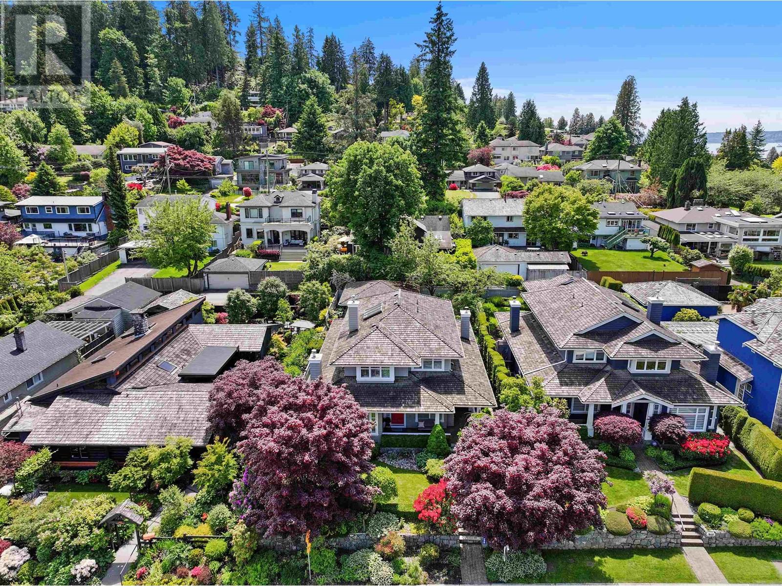 938 Kings Ave, West Vancouver, BC V7T 2B7
