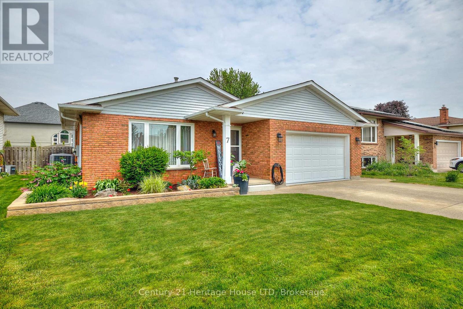 7 Huntington Ln, St. Catharines, ON L2S 3J5