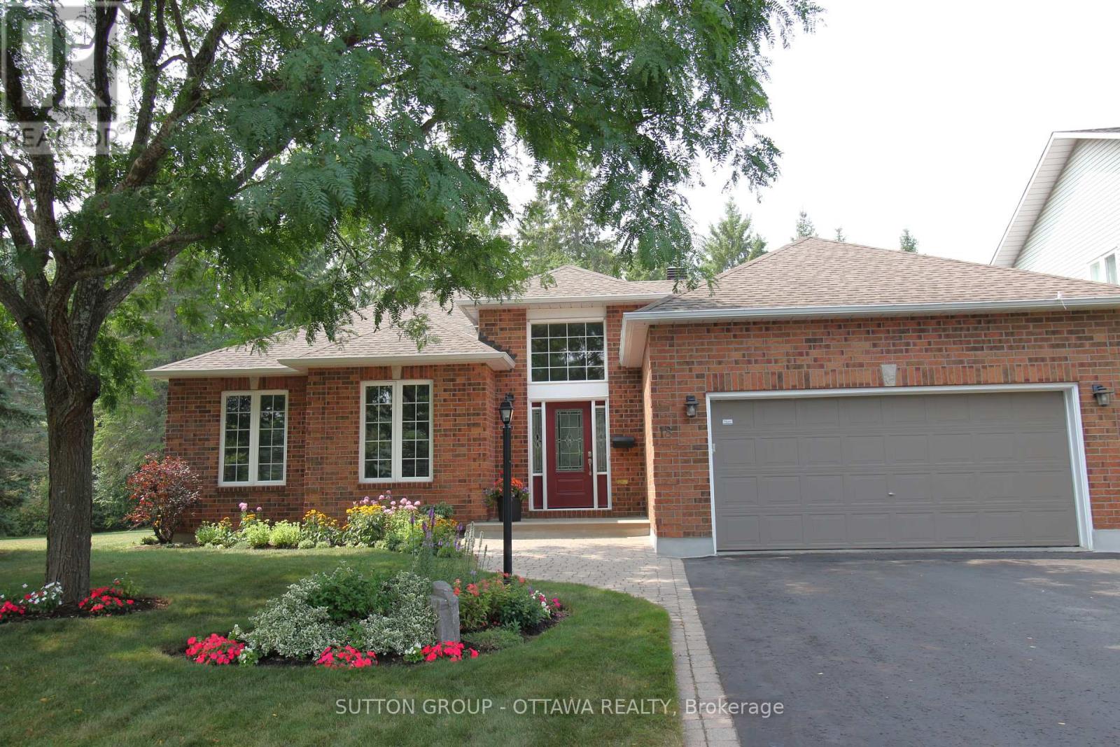 18 Sirocco Cres, Ottawa, ON K2S 1Z7