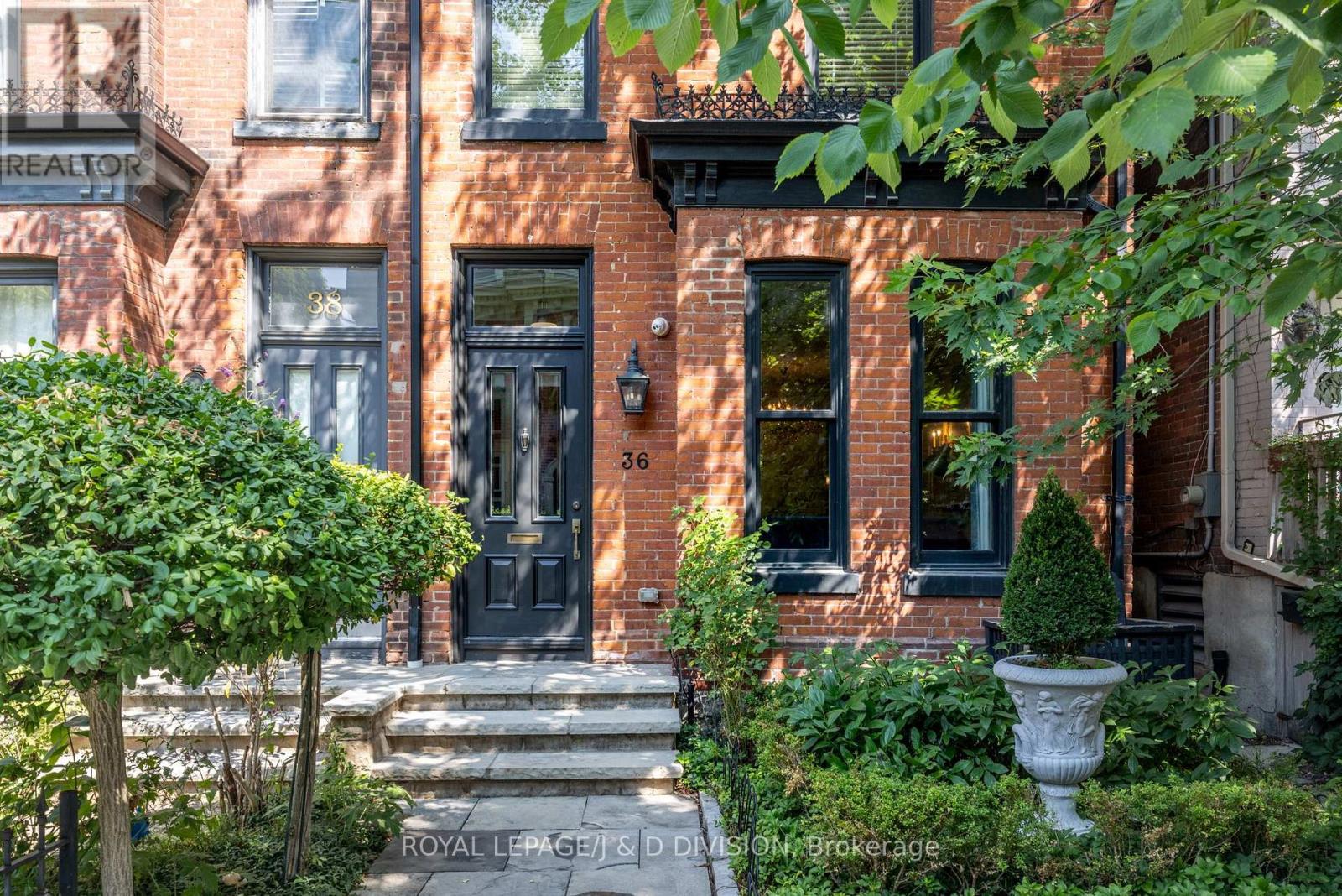 36 Boswell Ave, Toronto, ON M5R 1M4