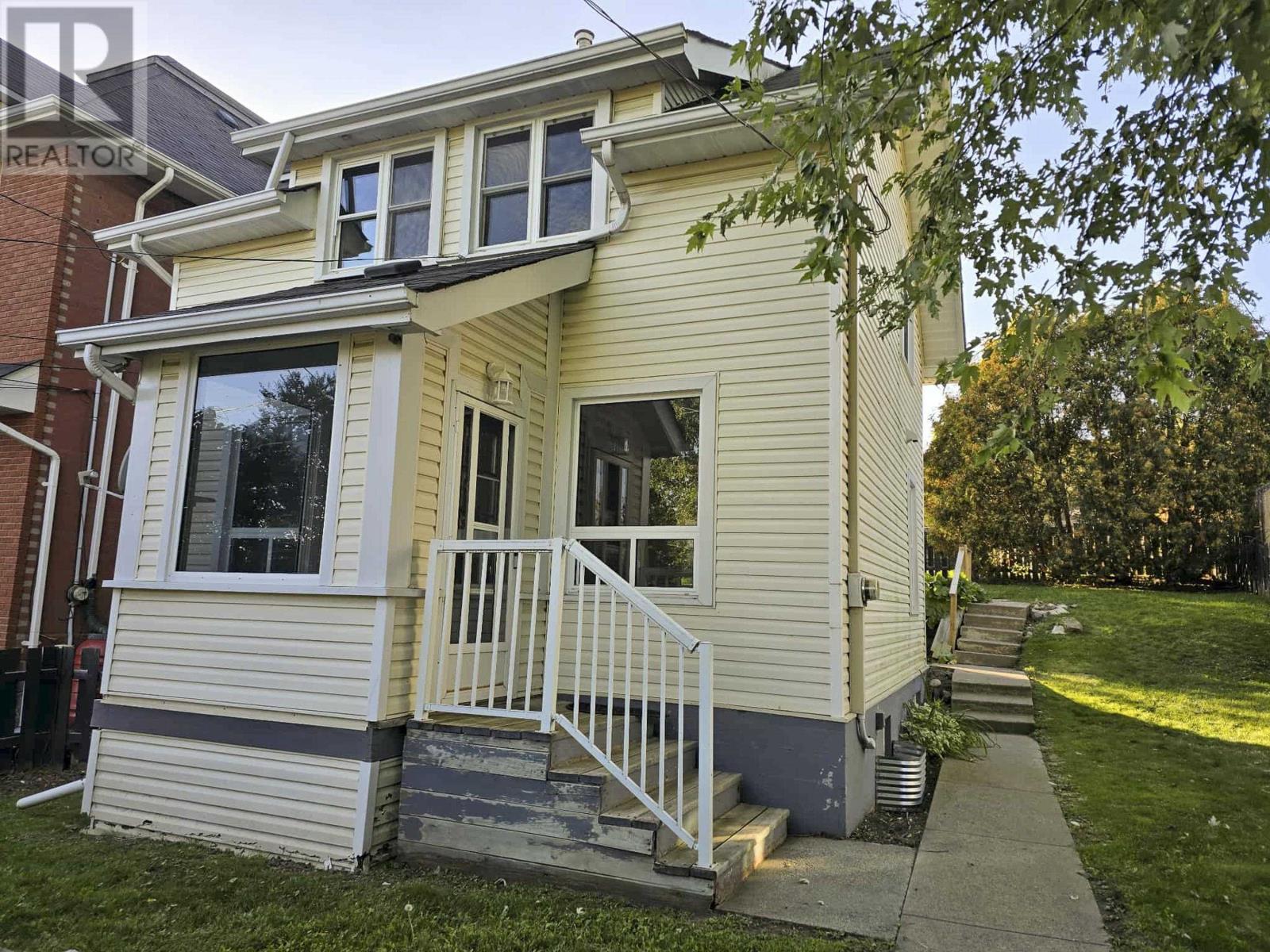 16 Crown St, Thunder Bay, ON P7B 3J6