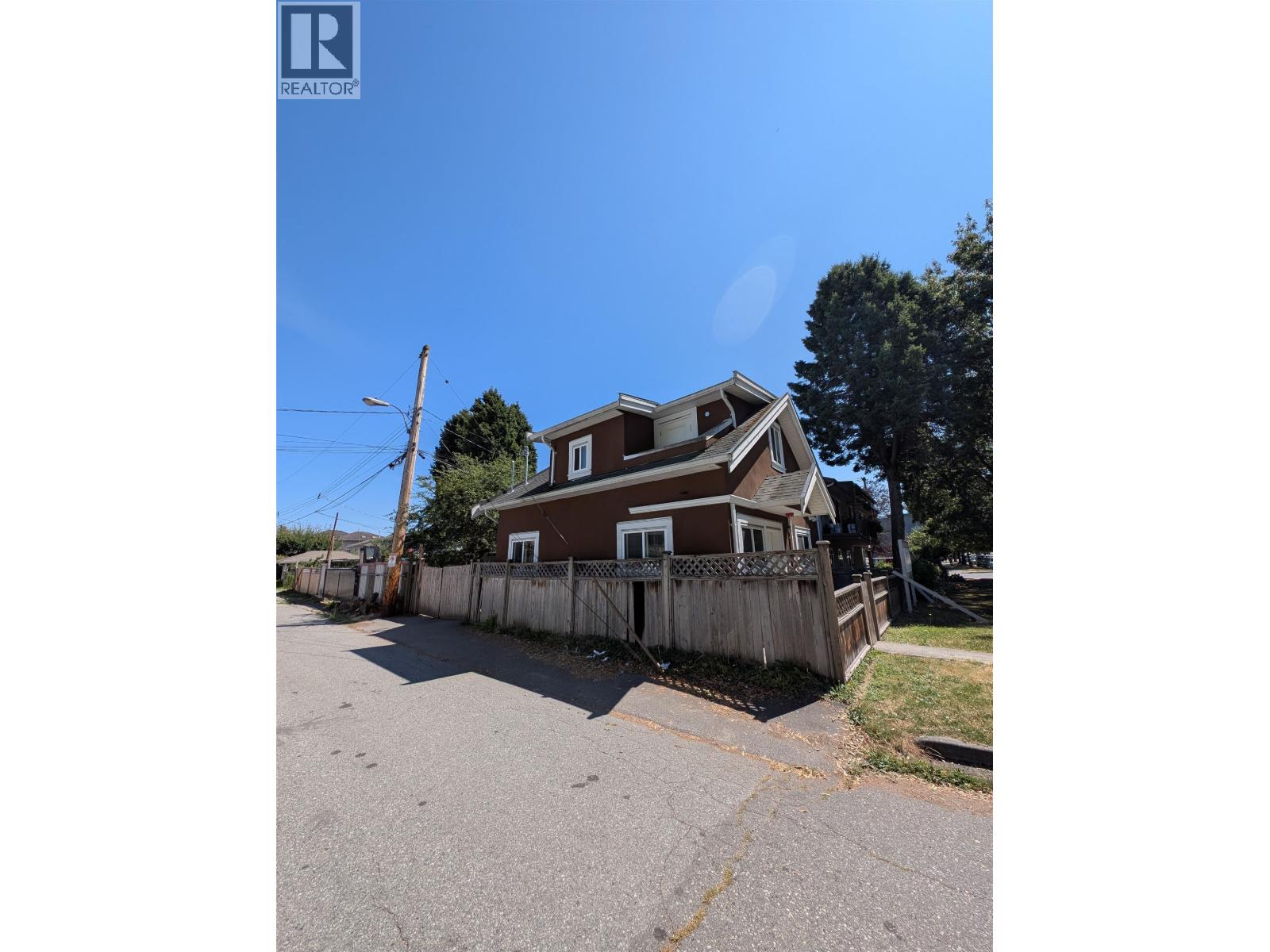 6388 Elliott St, Vancouver, BC V5S 2M4