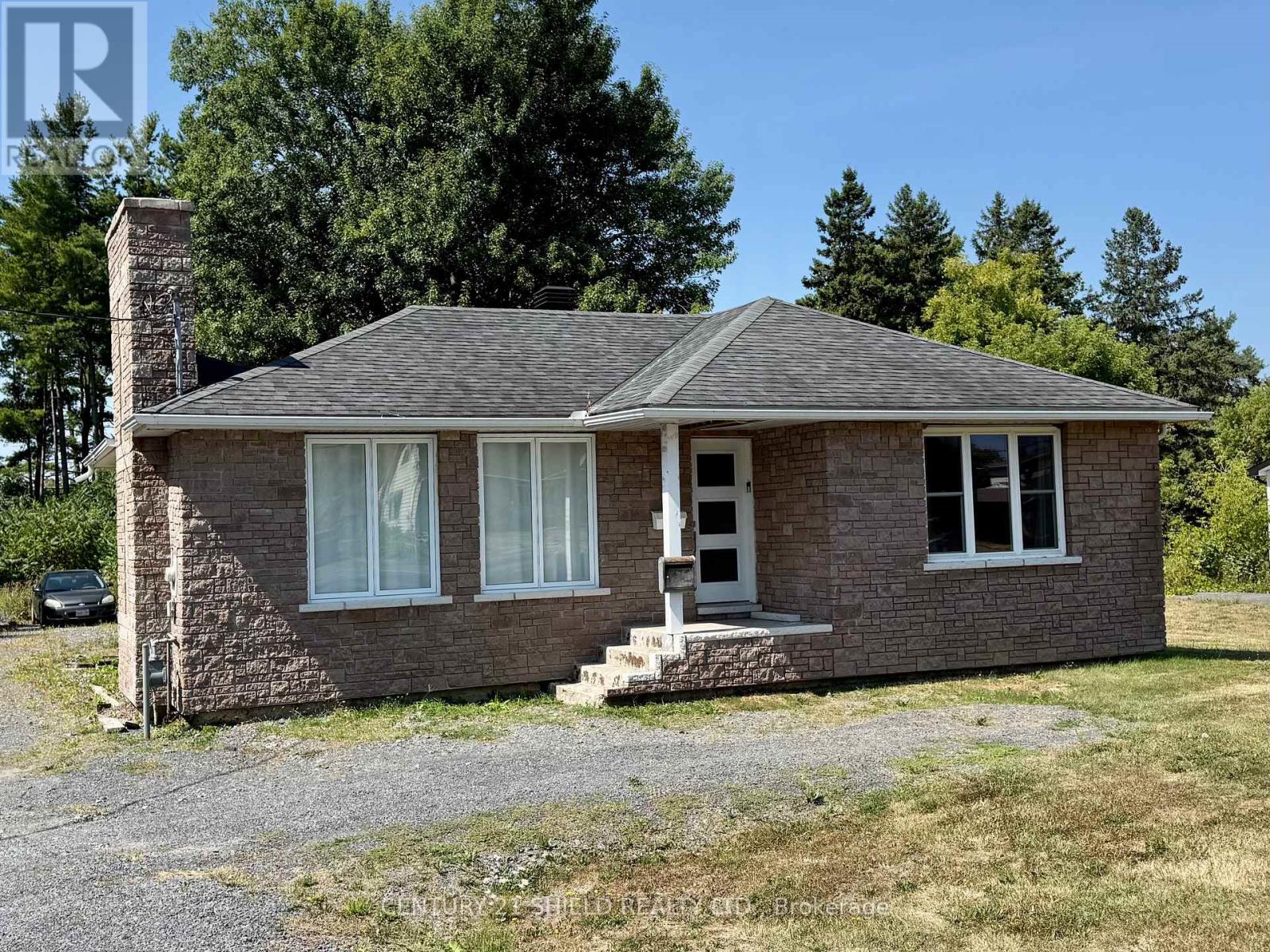 2158 Pitt St, Cornwall, ON K6K 1A2