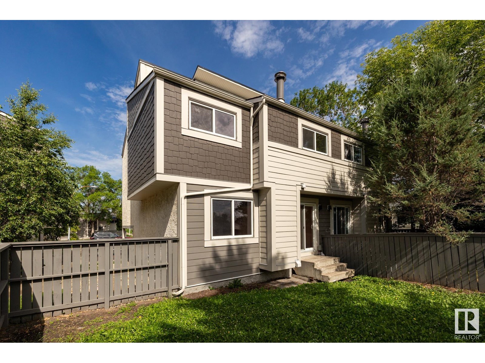 535 Willow Co NW, Edmonton, AB T5T 2K7