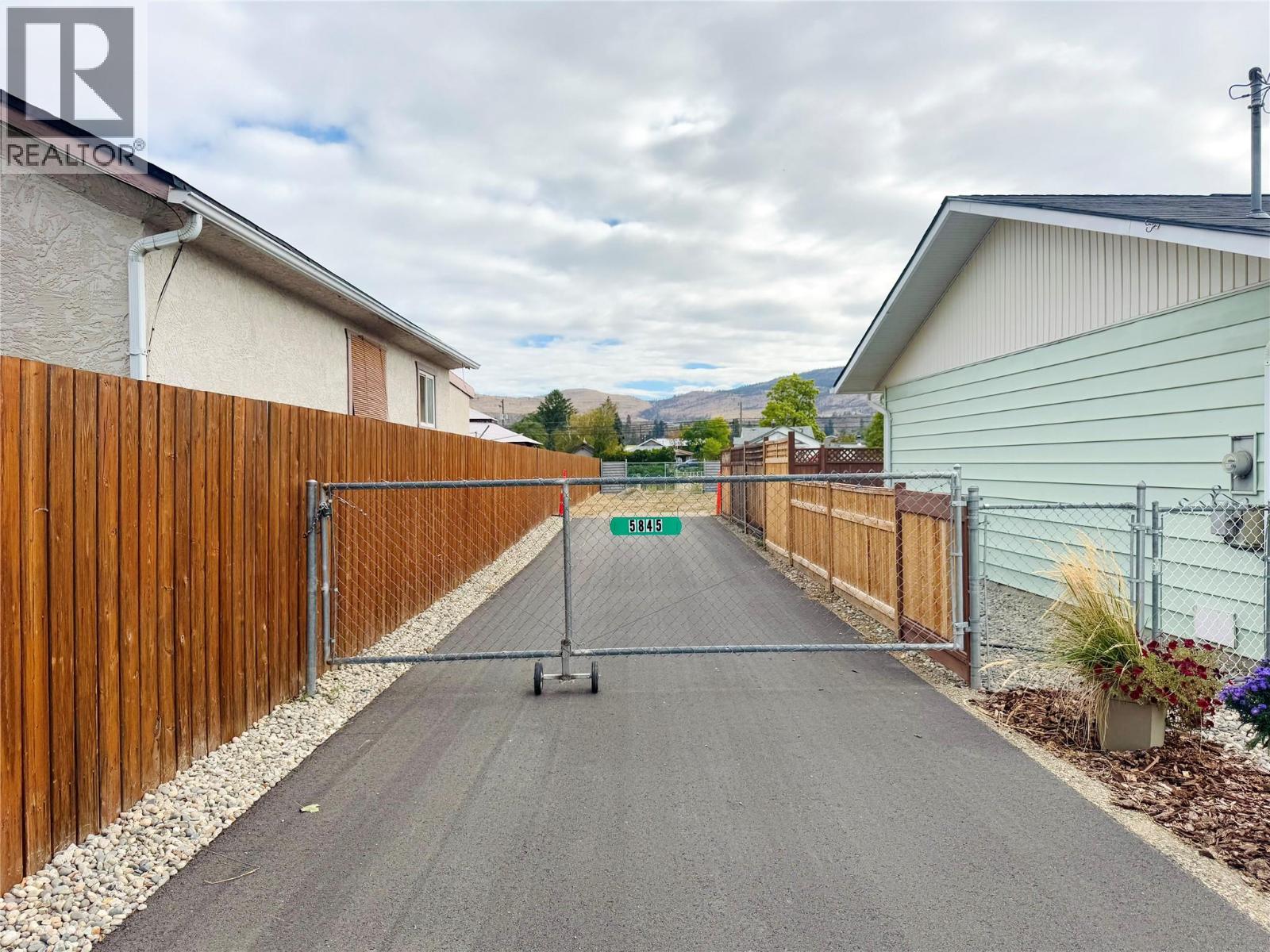 5845 Okanagan St, Oliver, BC V0H 1T0