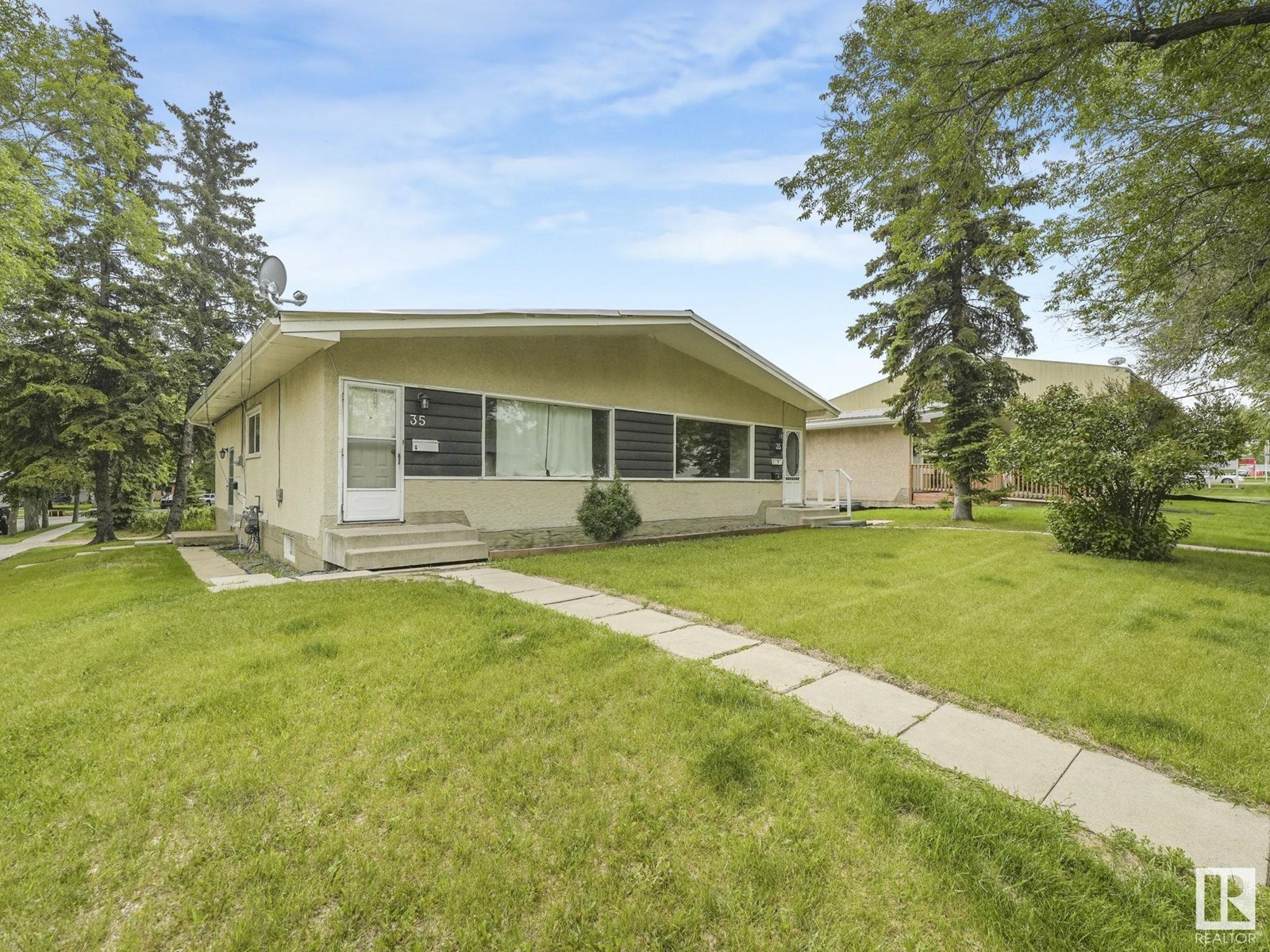 35 Grand Dr, Camrose, AB T4V 2J9