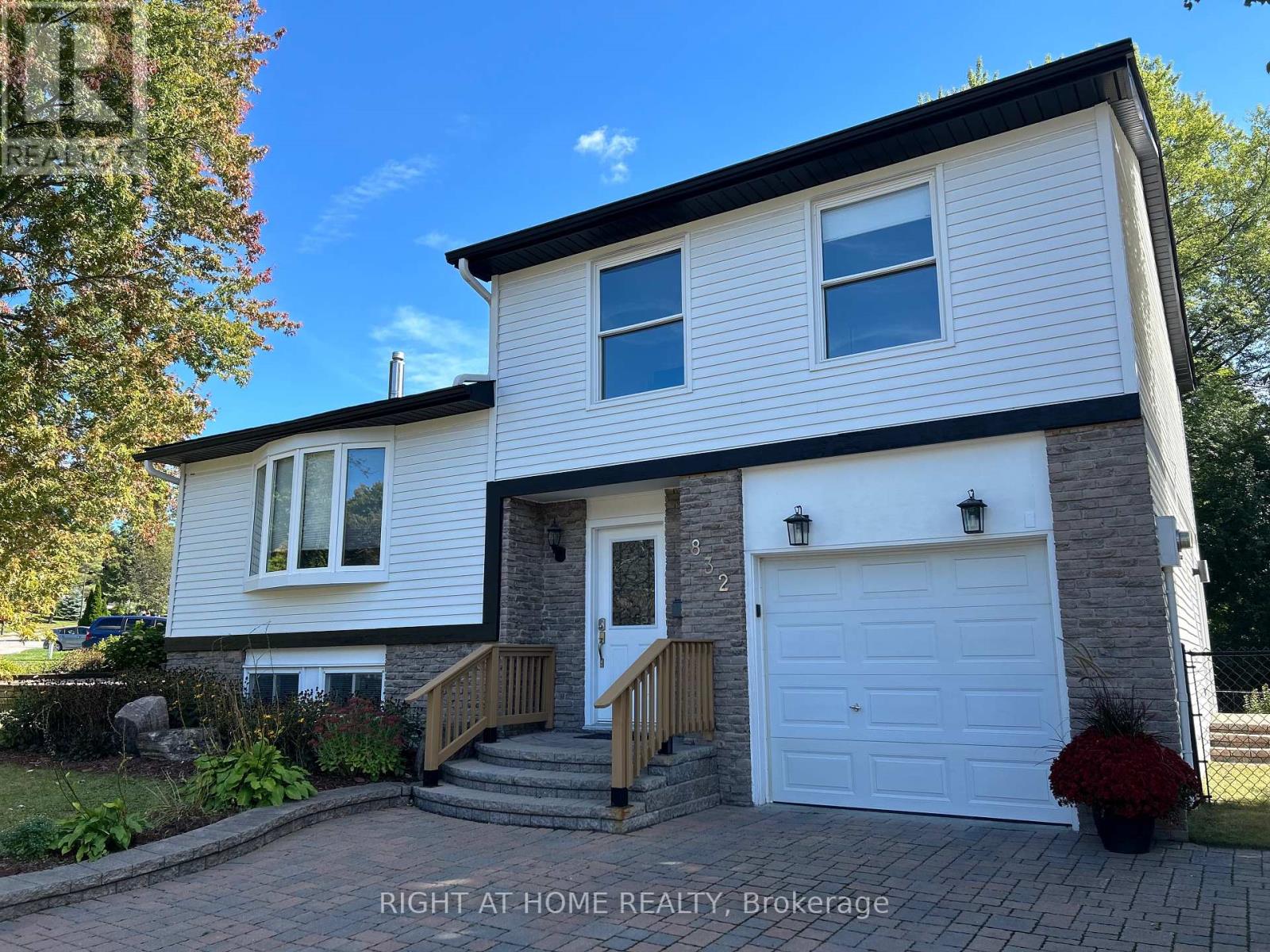 832 Boronia Cres, Newmarket, ON L3Y 5J9