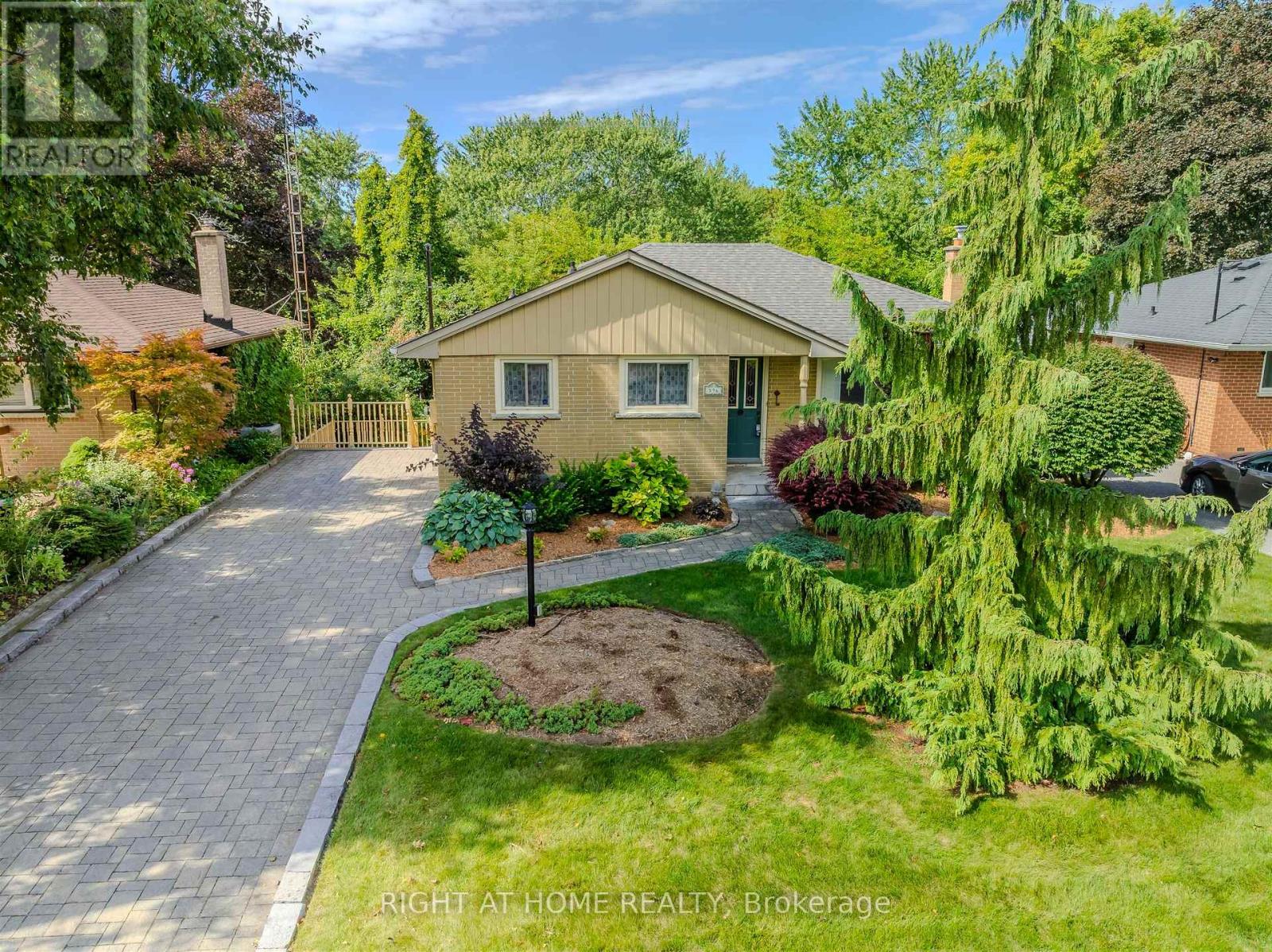 596 Wychwood St, Oshawa, ON L1G 2T3