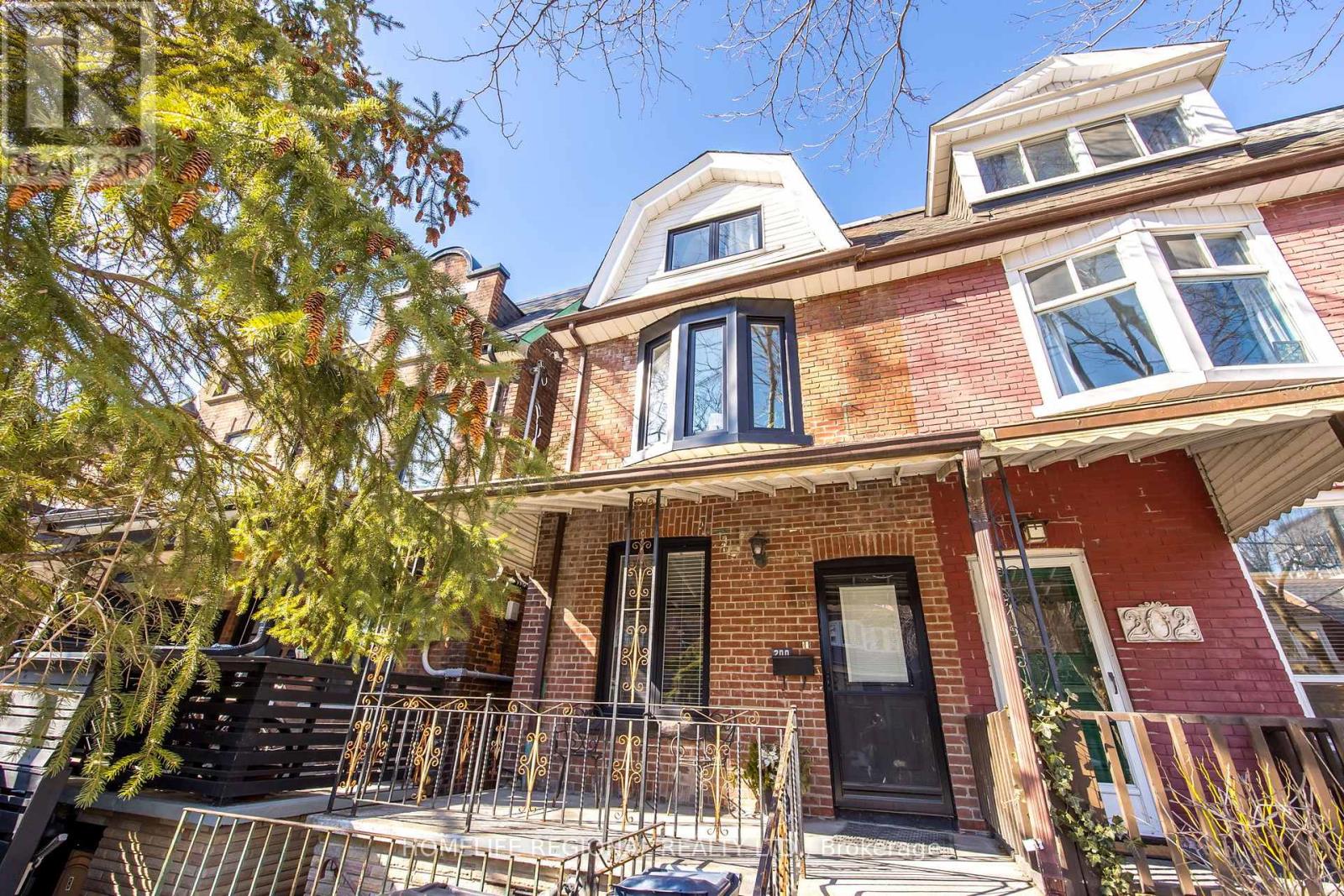 200 Roxton Rd, Toronto, ON M6J 2Y5