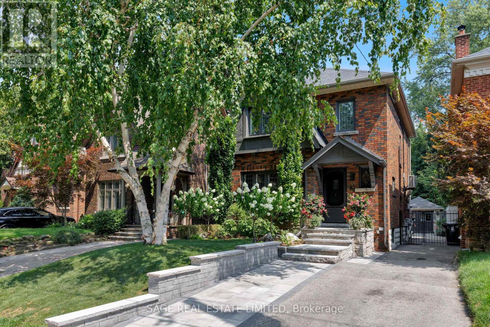 35 Grenview Blvd N, Toronto, ON M8X 2J9