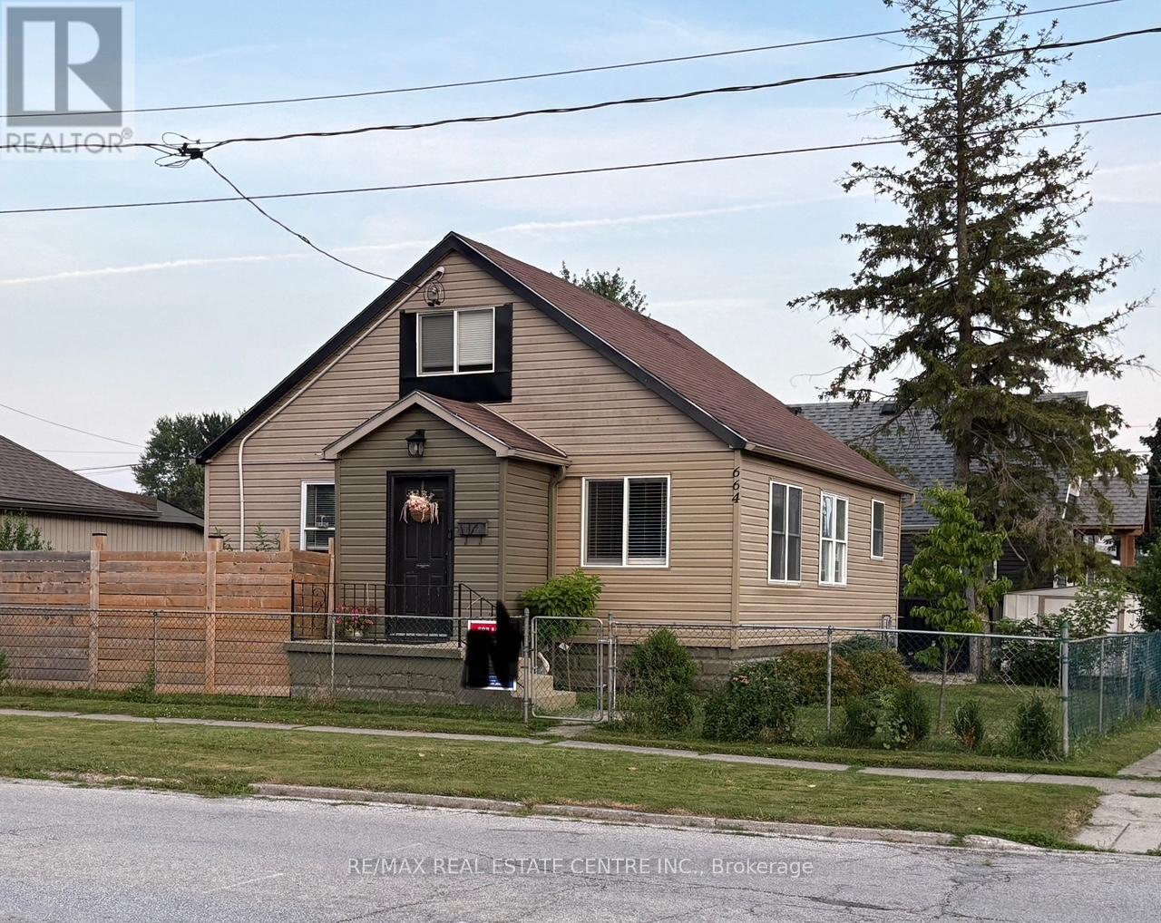 664 Wallace St, Chatham-kent Wallaceburg, ON N8A 1K3