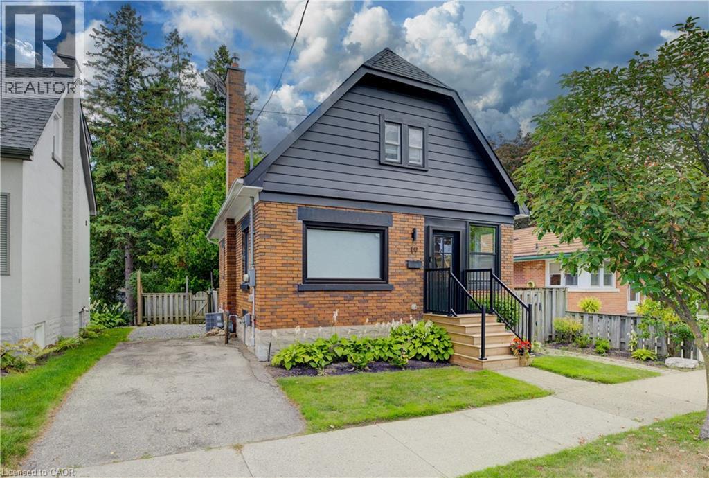 19 Dunbar Rd N, Waterloo, ON N2L 2C8