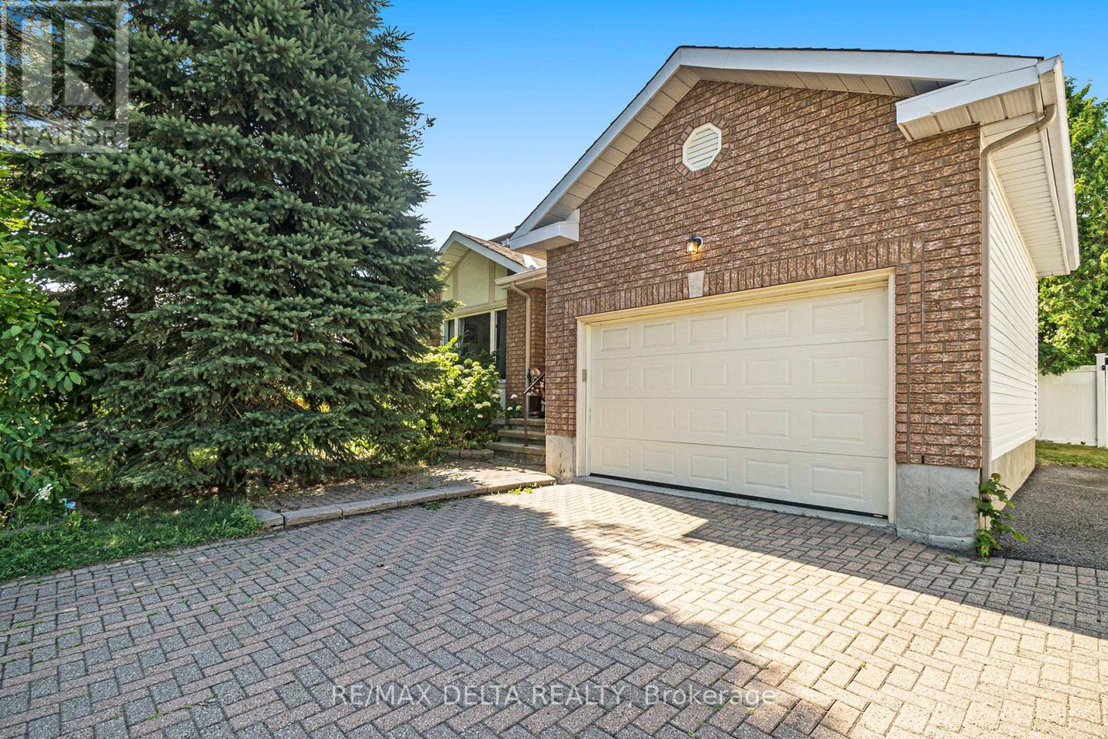 762 Adencliffe Dr, Ottawa, ON K4A 3E4