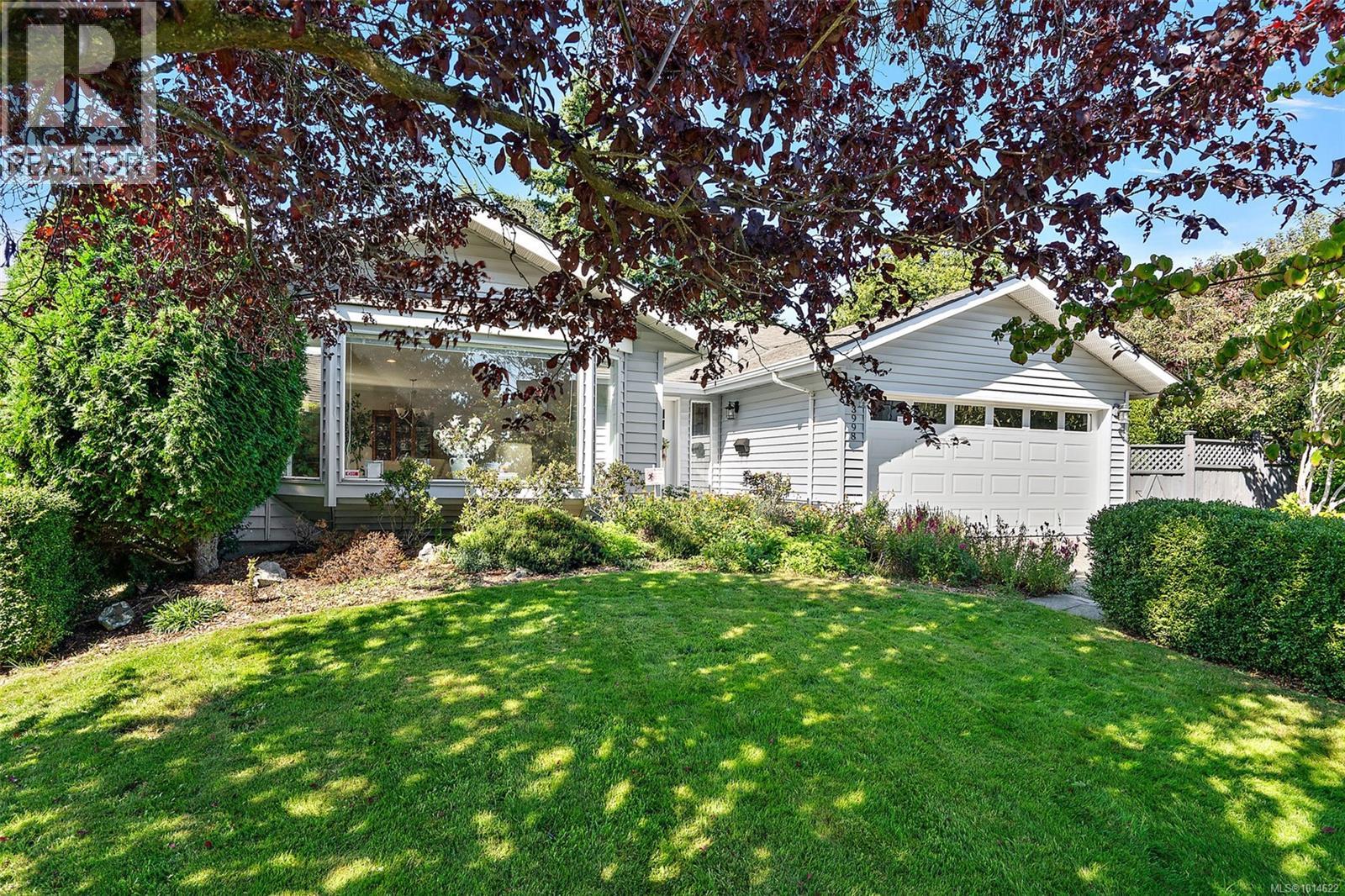 3998 Cedar Hill Rd, Saanich, BC V8N 3C1