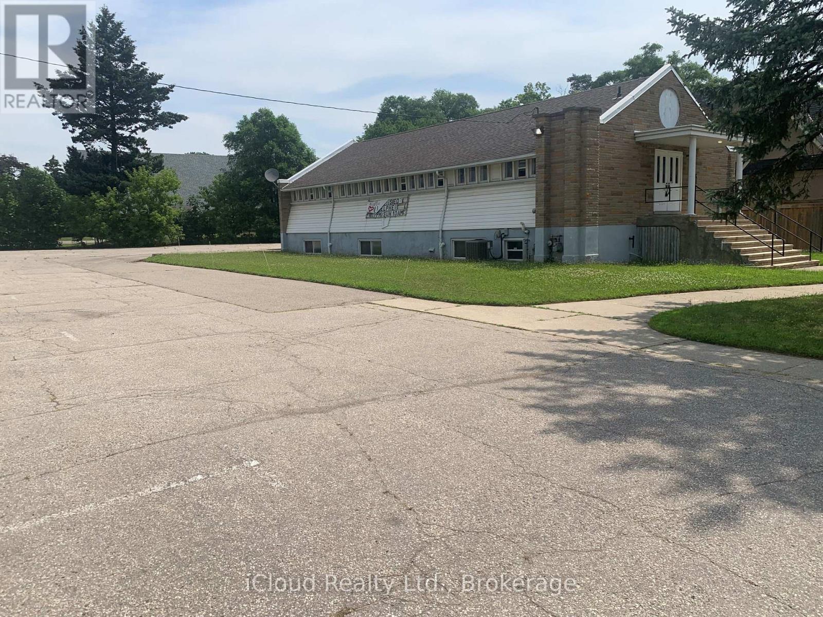 1649 Crediton Pkwy, Mississauga, ON L5G 3X2