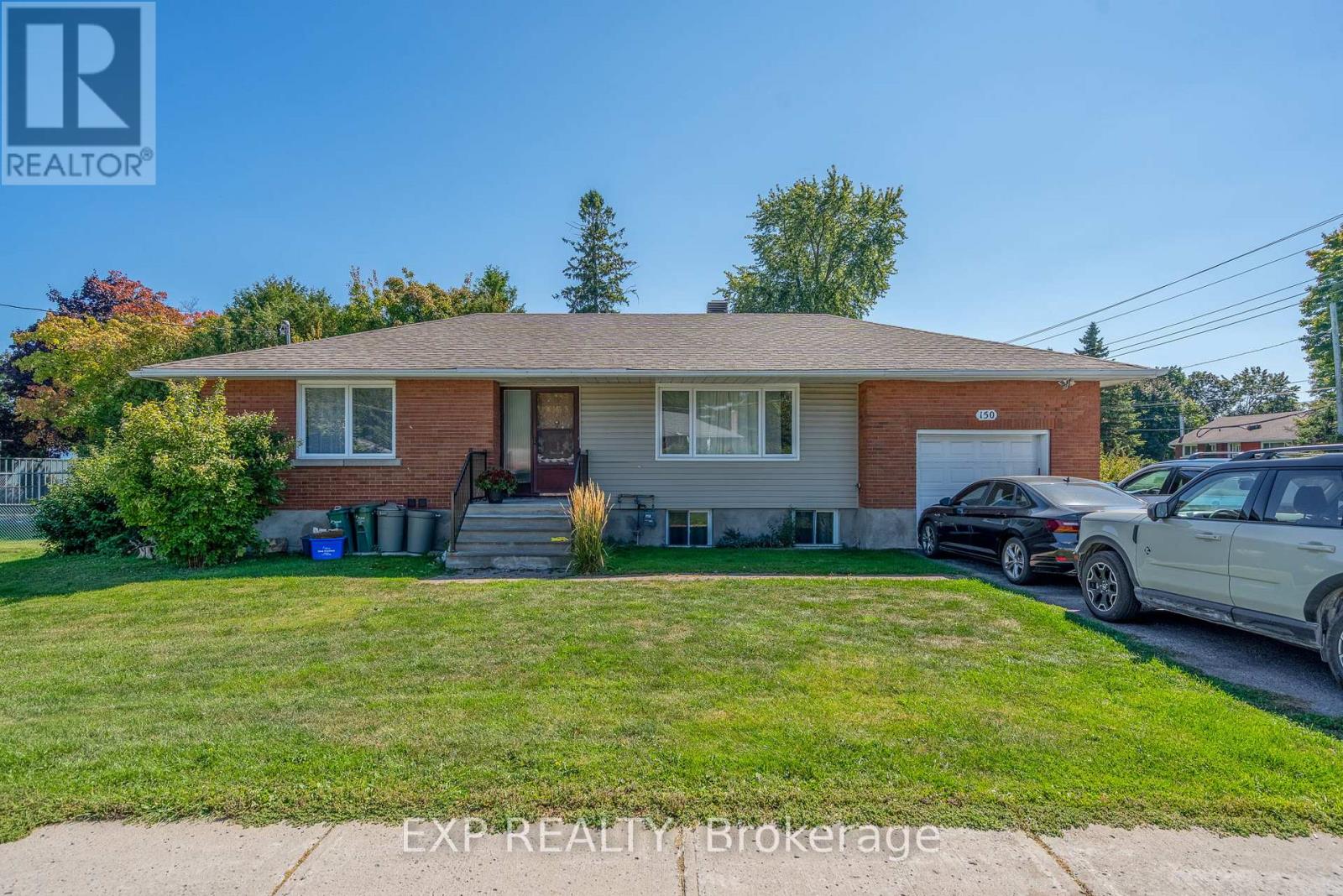 150 Meadowlands Dr W, Ottawa, ON K2G 2S5