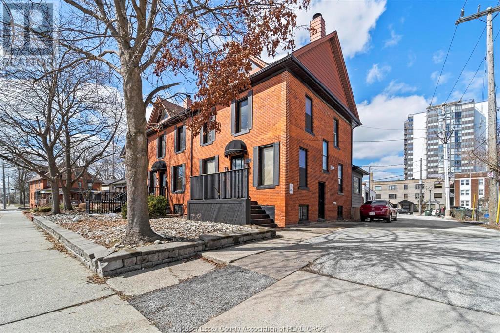 560 Chatham St, Windsor, ON N9A 5N2