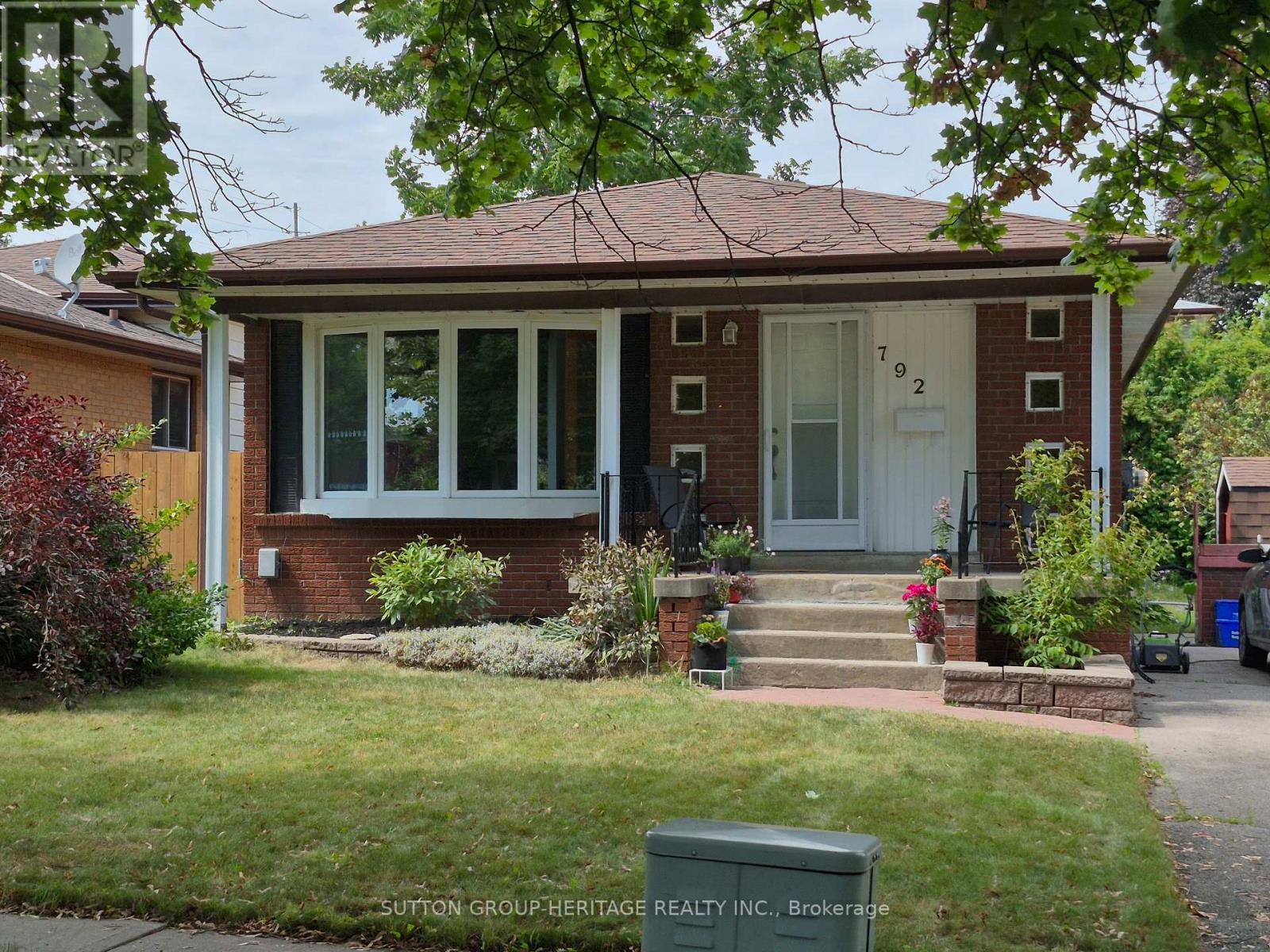 792 Tatra Dr, Oshawa, ON L1J 6S7