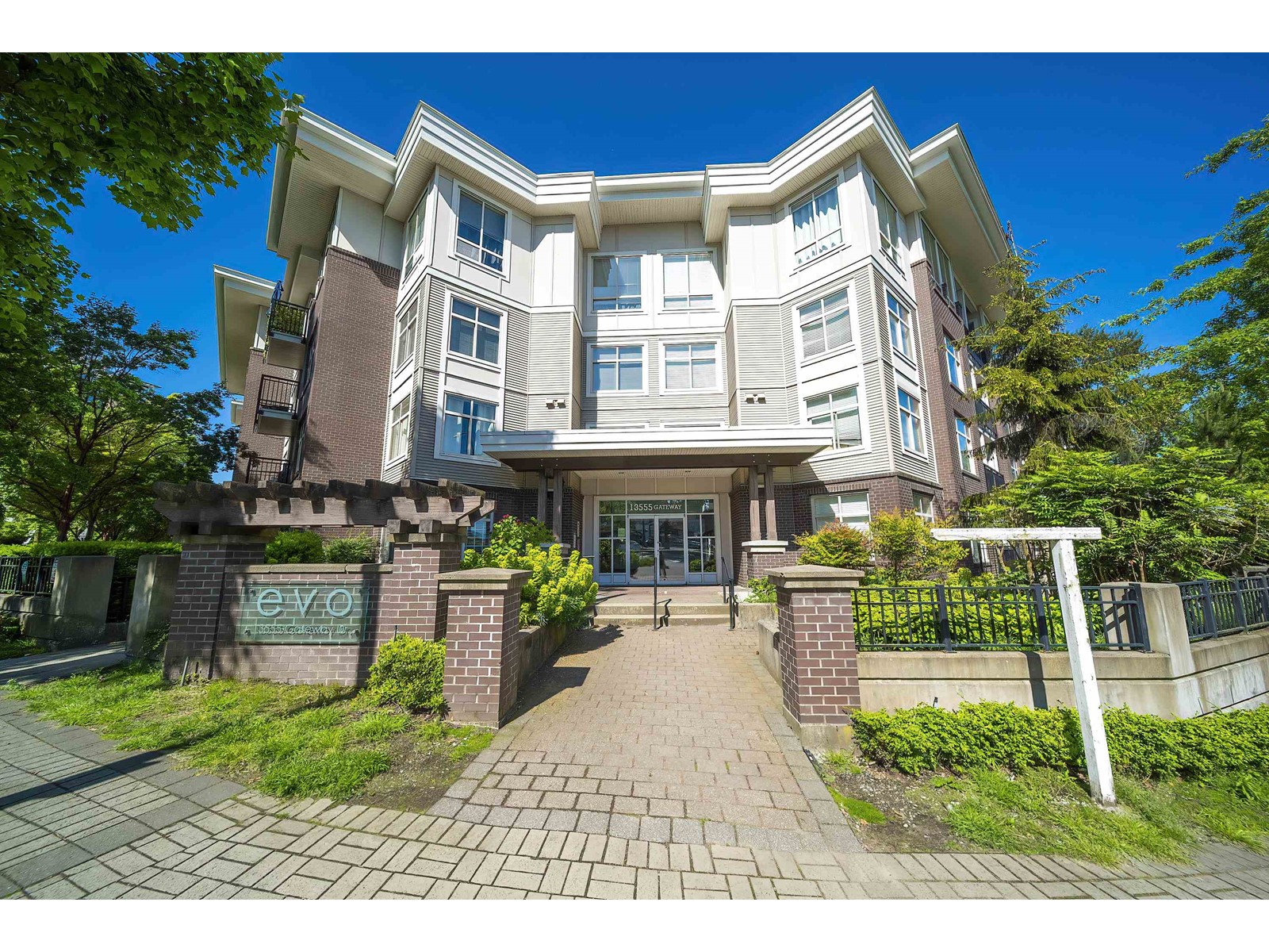 13555 Gateway Drive Unit 402, Surrey, BC V3T 0B5