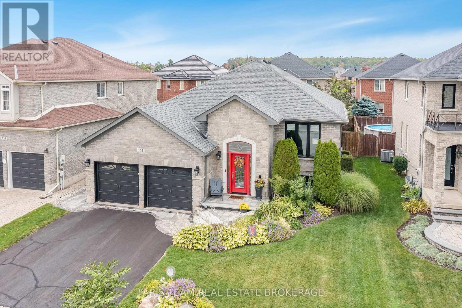 135 Sandringham Dr, Barrie, ON L4N 0Y9
