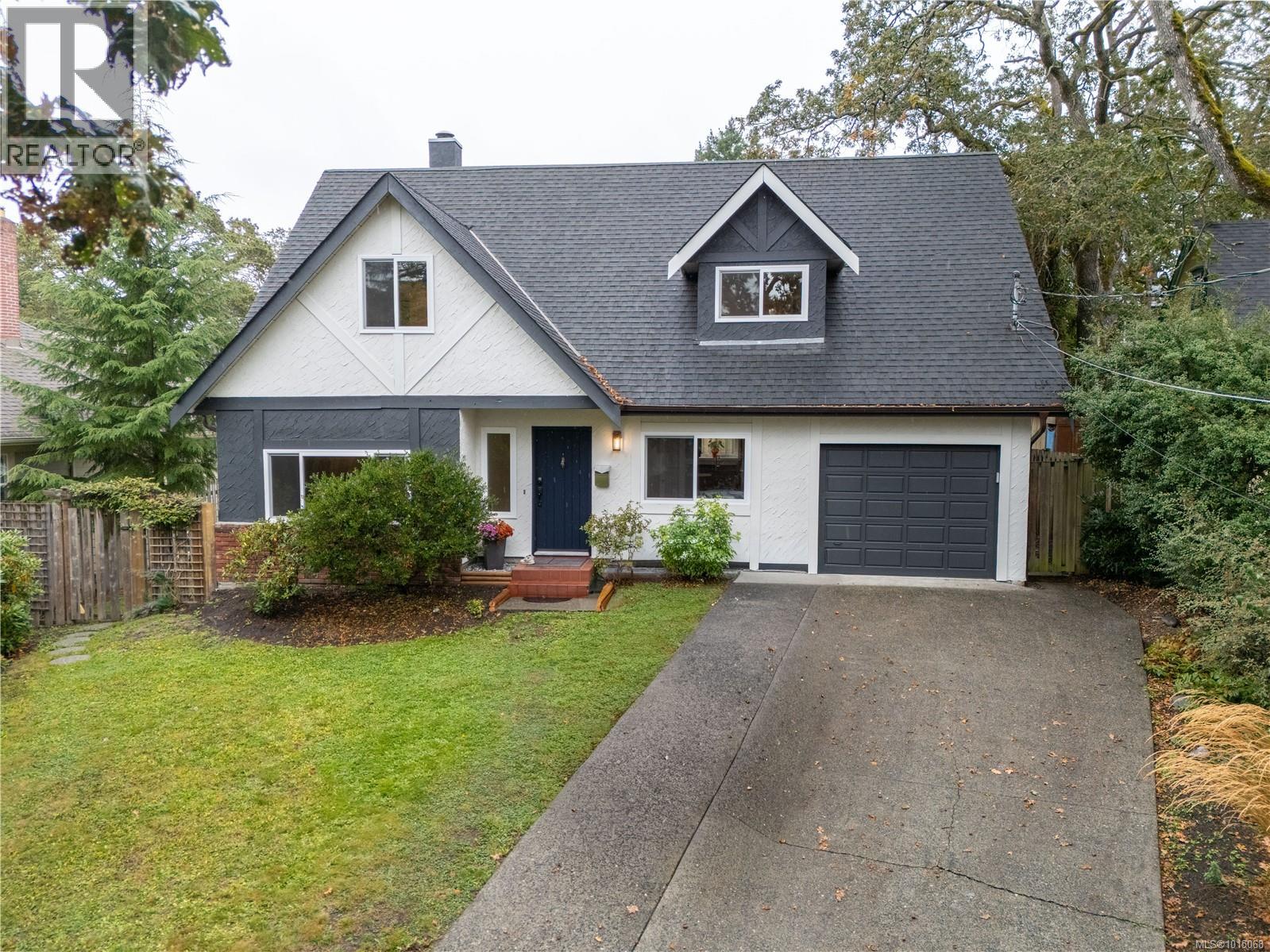 3909 Blenkinsop Rd, Saanich, BC V8P 3P2