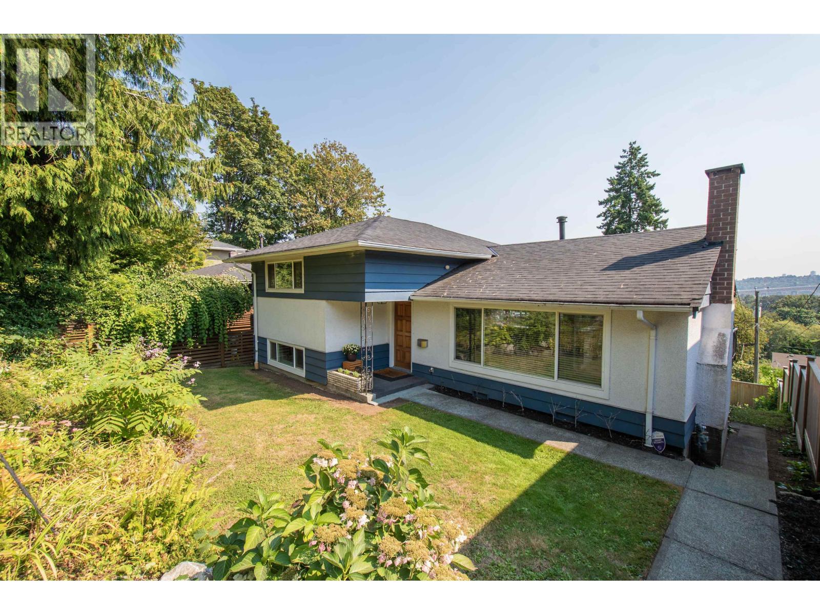 1179 Cloverley St, North Vancouver, BC V7L 1N7