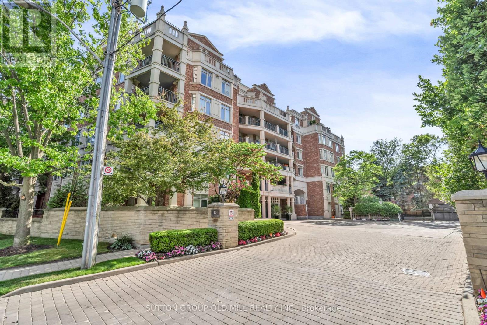 206 10 Old Mill Trl, Toronto, ON M8X 2Y9