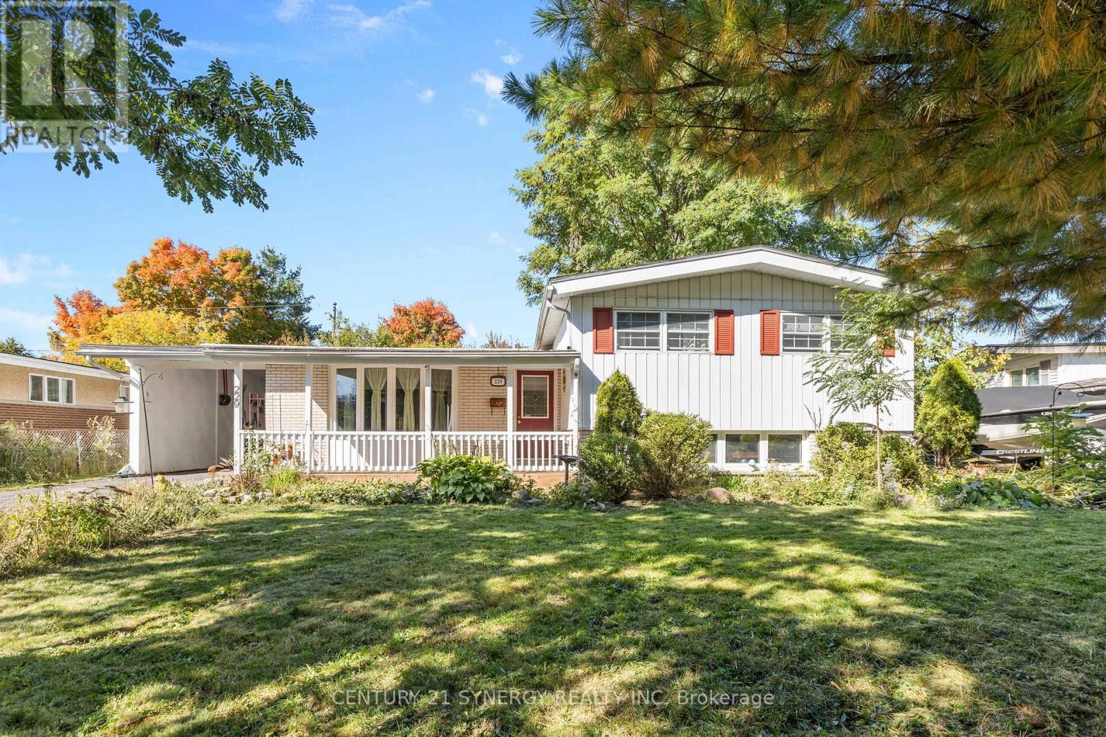 229 Kennedy Ln W, Ottawa, ON K1E 1G5