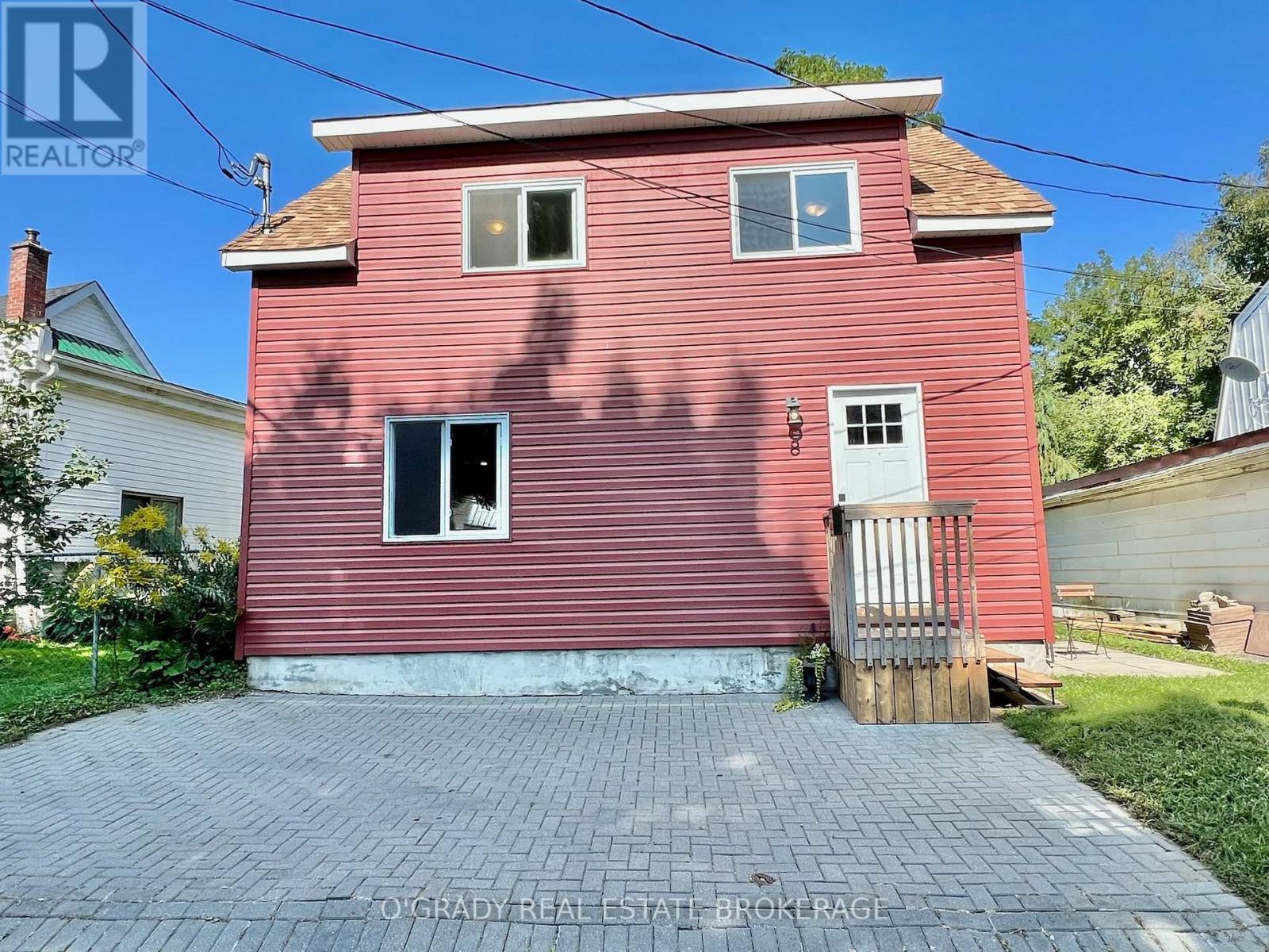 8 Edward Ln, Brockville, ON K6V 5K5