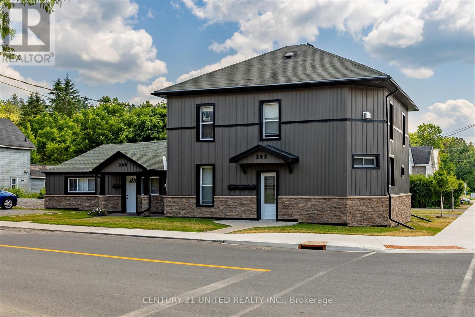 203 Carlisle Ave Ward 4 Ave, Peterborough, ON K9H 1J7