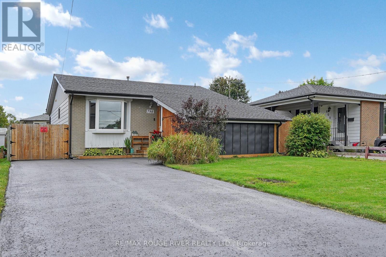 798 Oliva St, Pickering, ON L1W 2V8