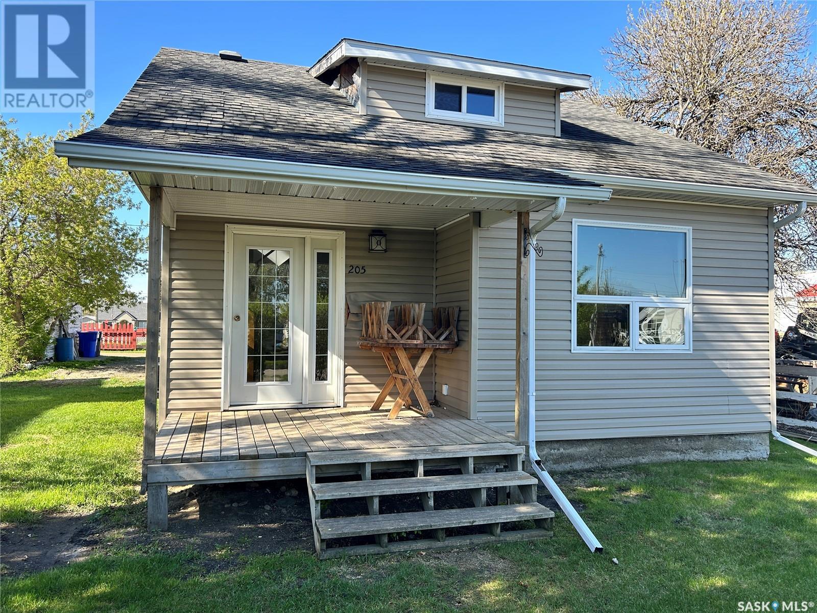 205 Carl Ave E, Langenburg, SK S0A 2A0