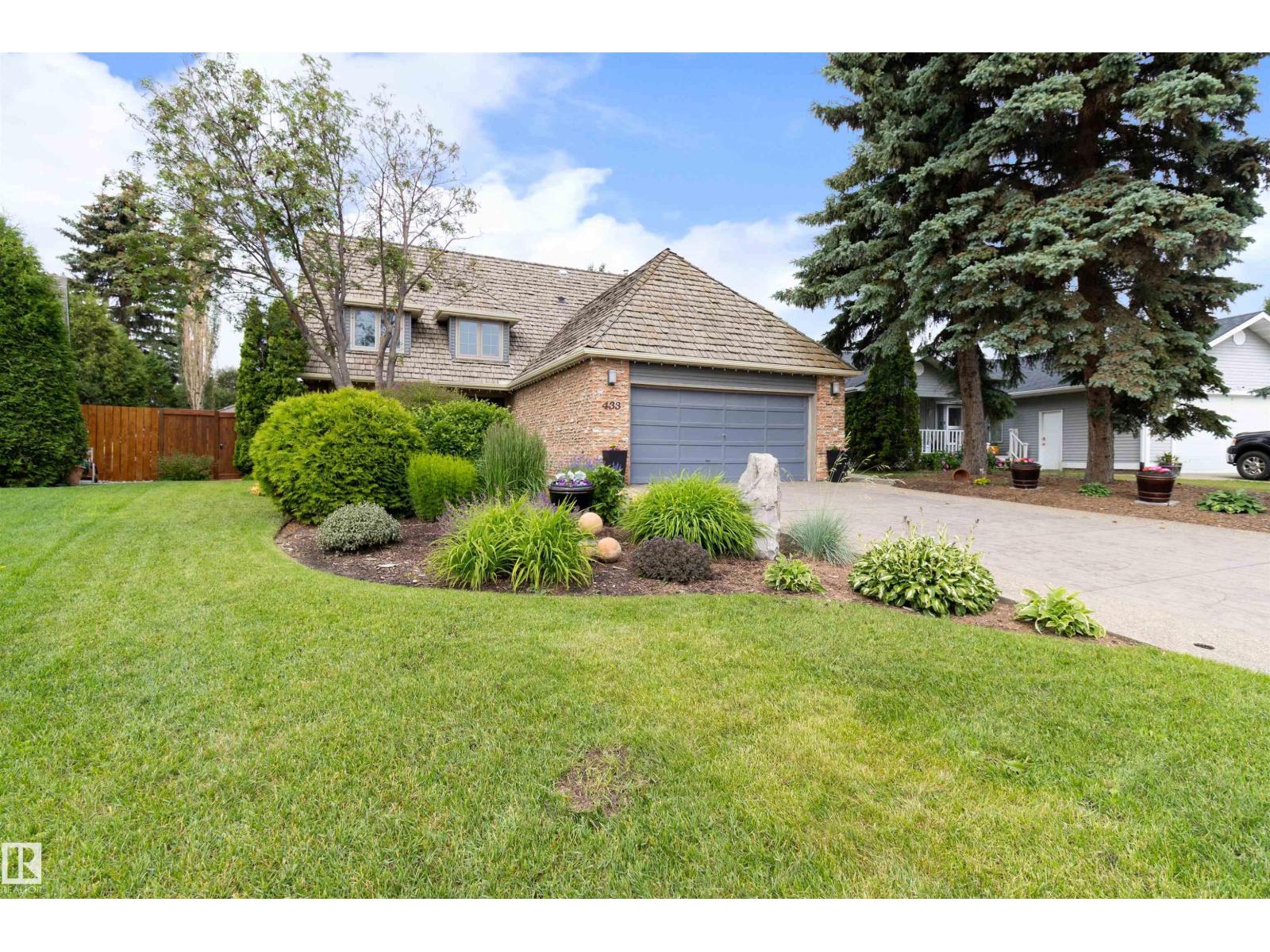 433 Village Dr, Sherwood Park, AB T8A 4K1