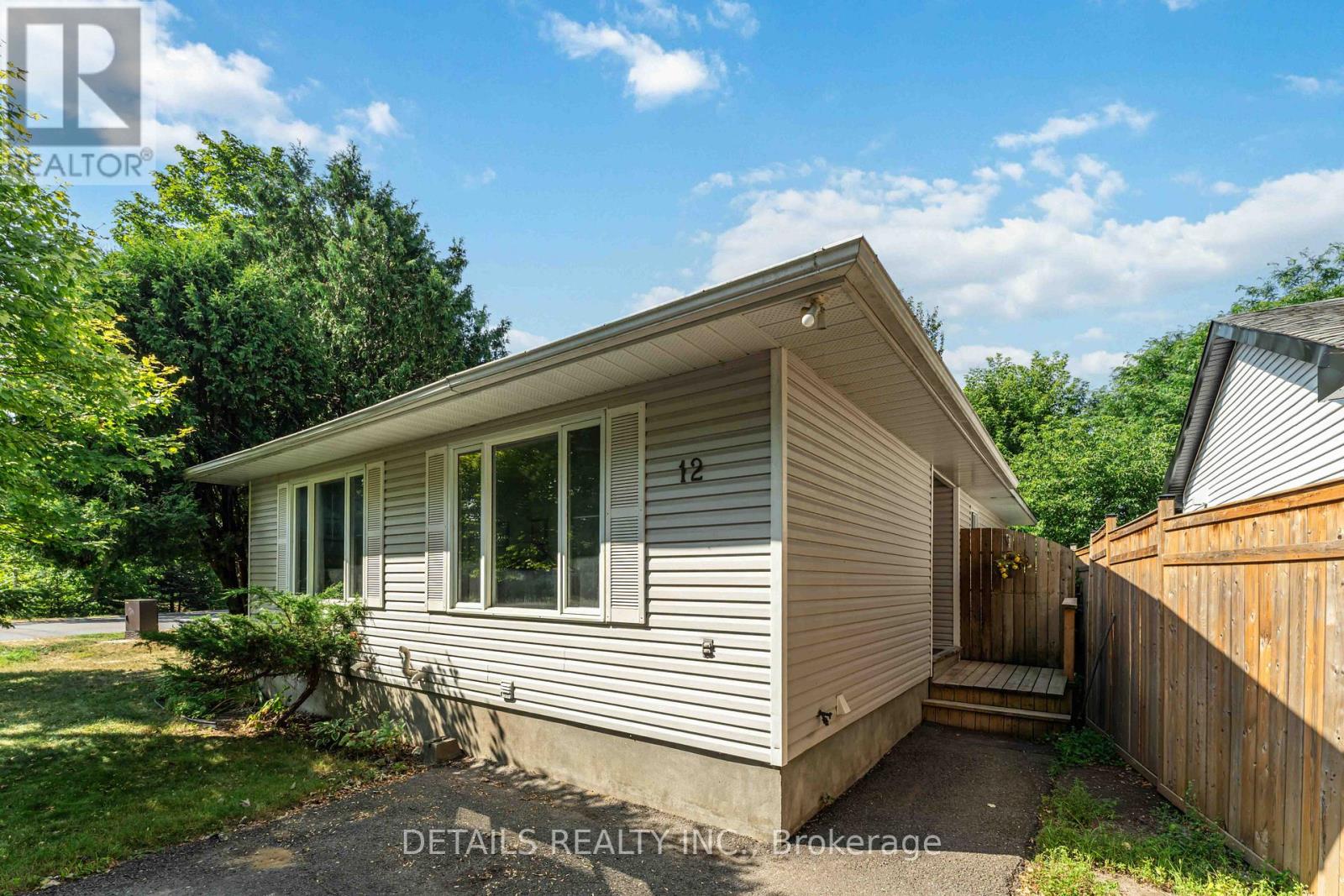 12 Henry Goulburn Way, Ottawa, ON K2S 1N9