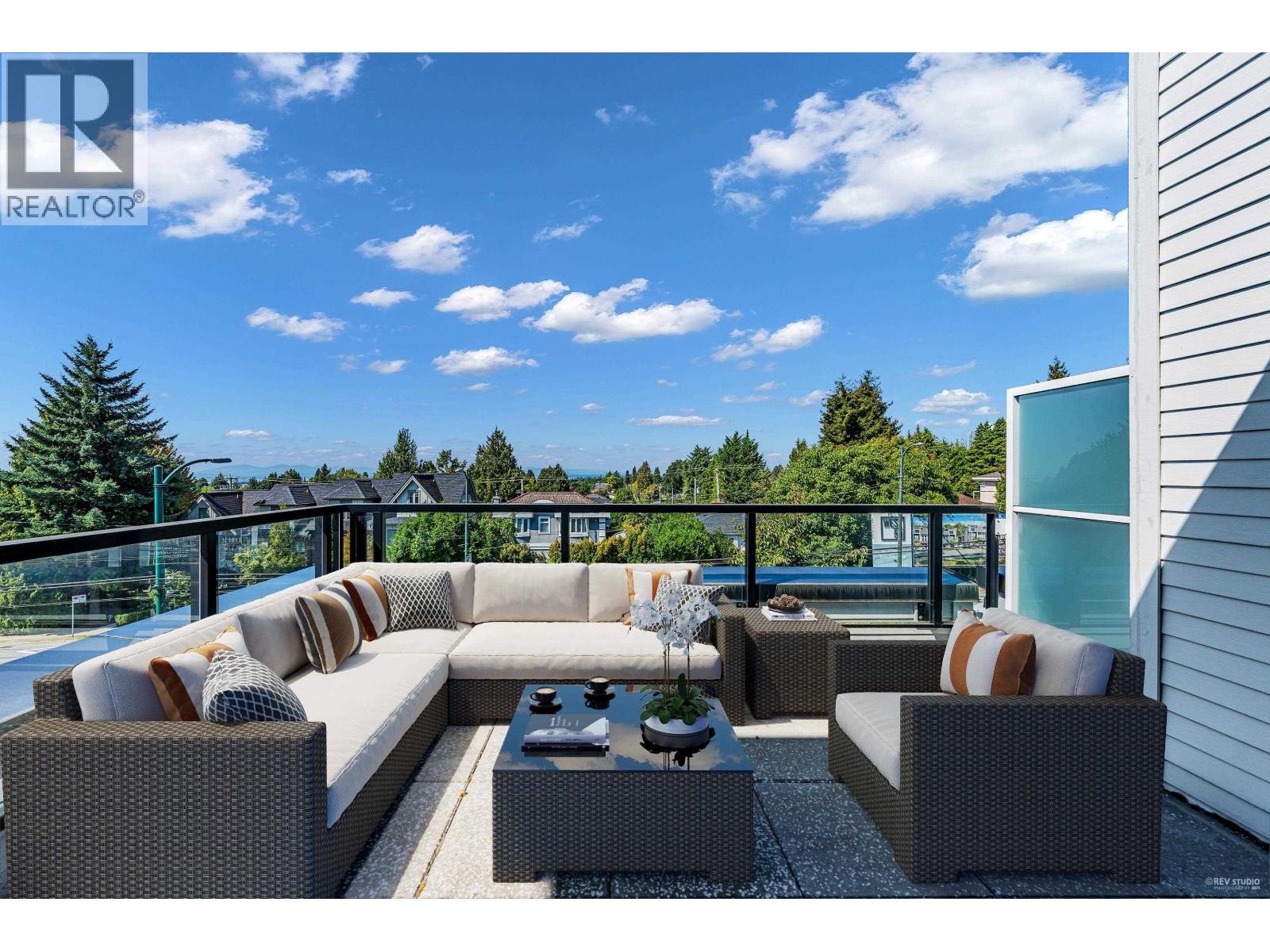 7478 Granville St, Vancouver, BC V6P 0G1