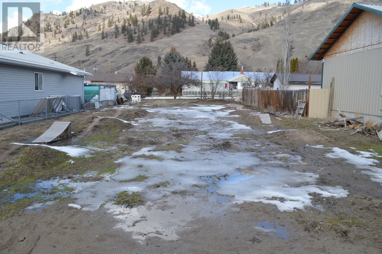 531 Eighth Ave, Midway, BC V0H 1M0