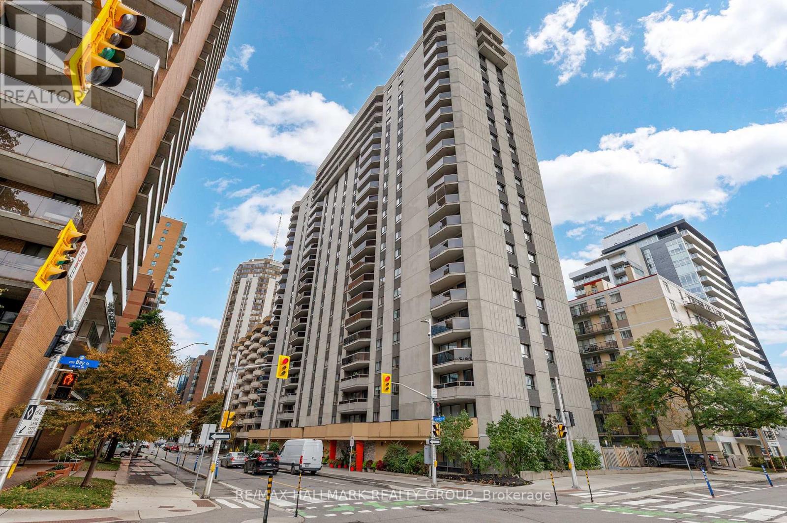 402 470 Laurier Ave W, Ottawa, ON K1R 7W9