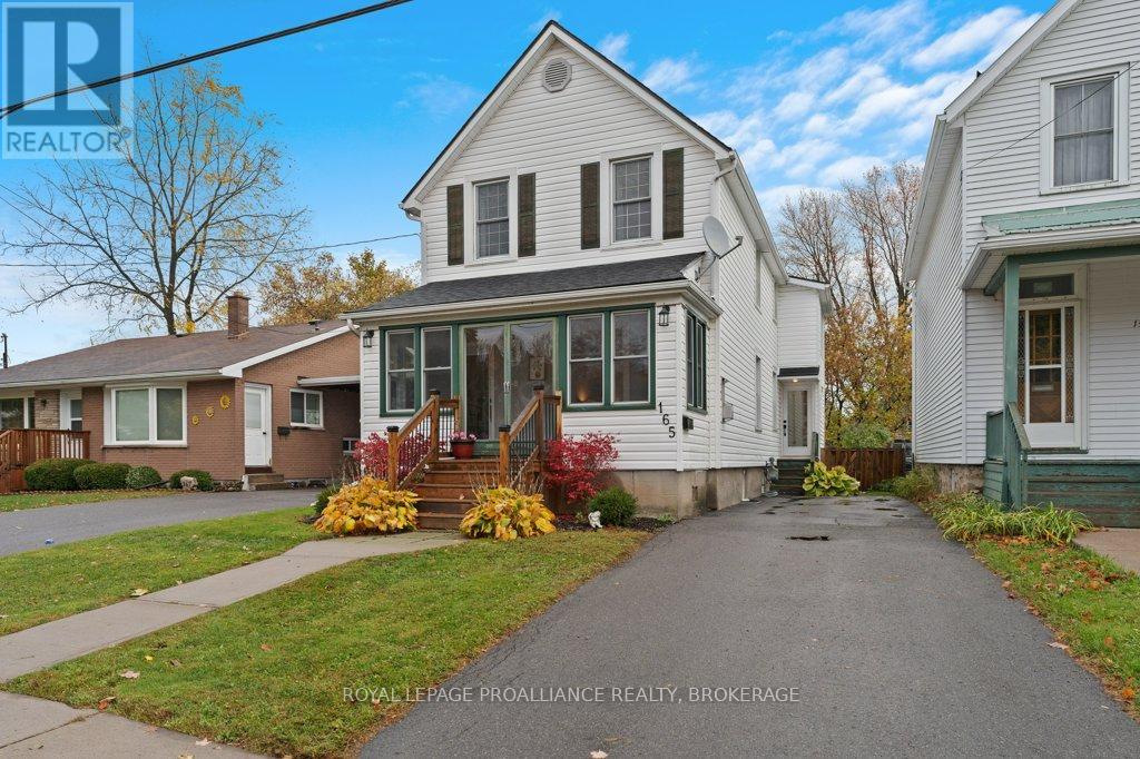 165 Victoria Ave, Gananoque, ON K7G 2S2