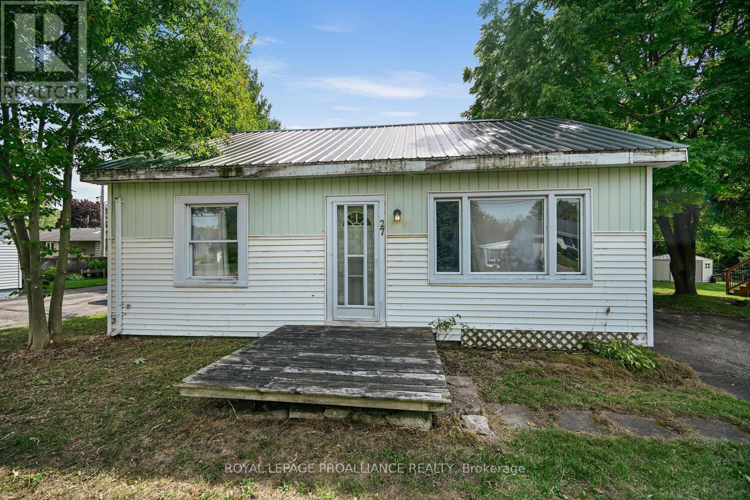 27 Broadway Ave, Brockville, ON K6V 1T9