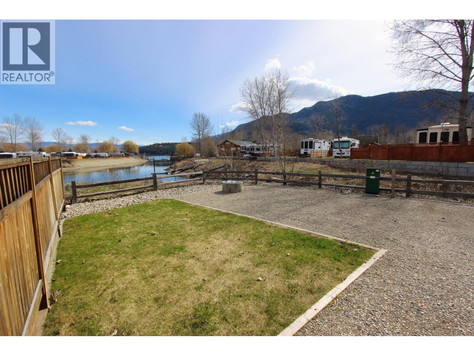 13 Marina Way, Lee Creek, BC V0E 1M4