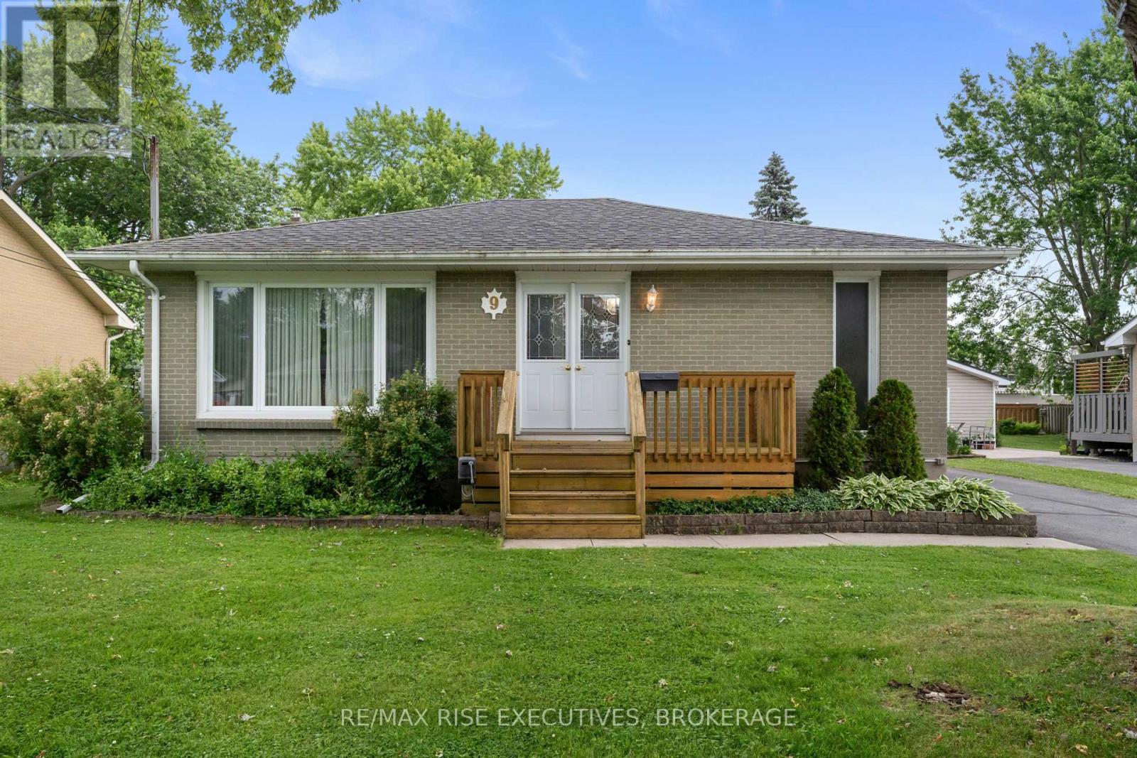 9 Henry Cres, Loyalist Amherstview, ON K7N 1G3