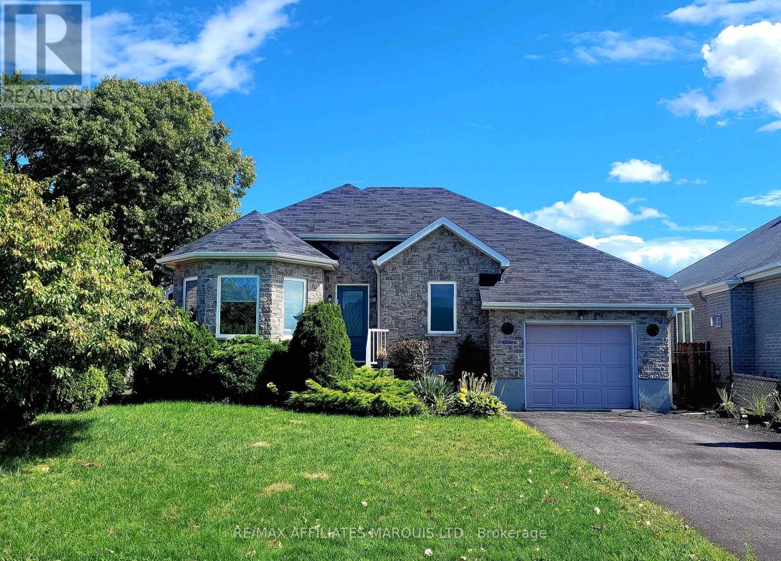 1286 Daprat Ave, Cornwall, ON K6H 6N9