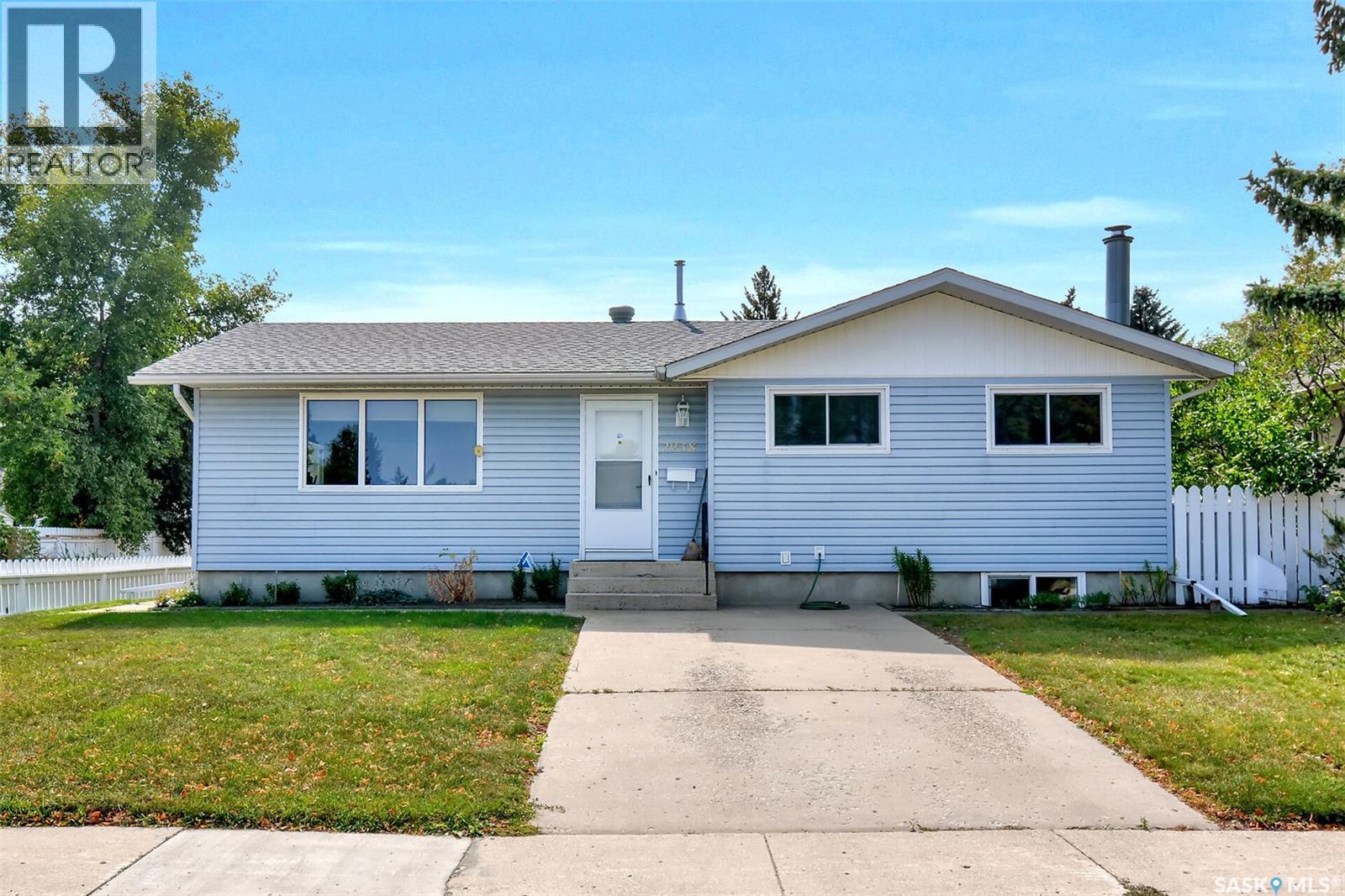 2938 Eastview, Saskatoon, SK S7J 3H9